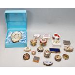LARGE QUANTITY OF VINTAGE CERAMIC AND METAL PILL TRINKET BOXES