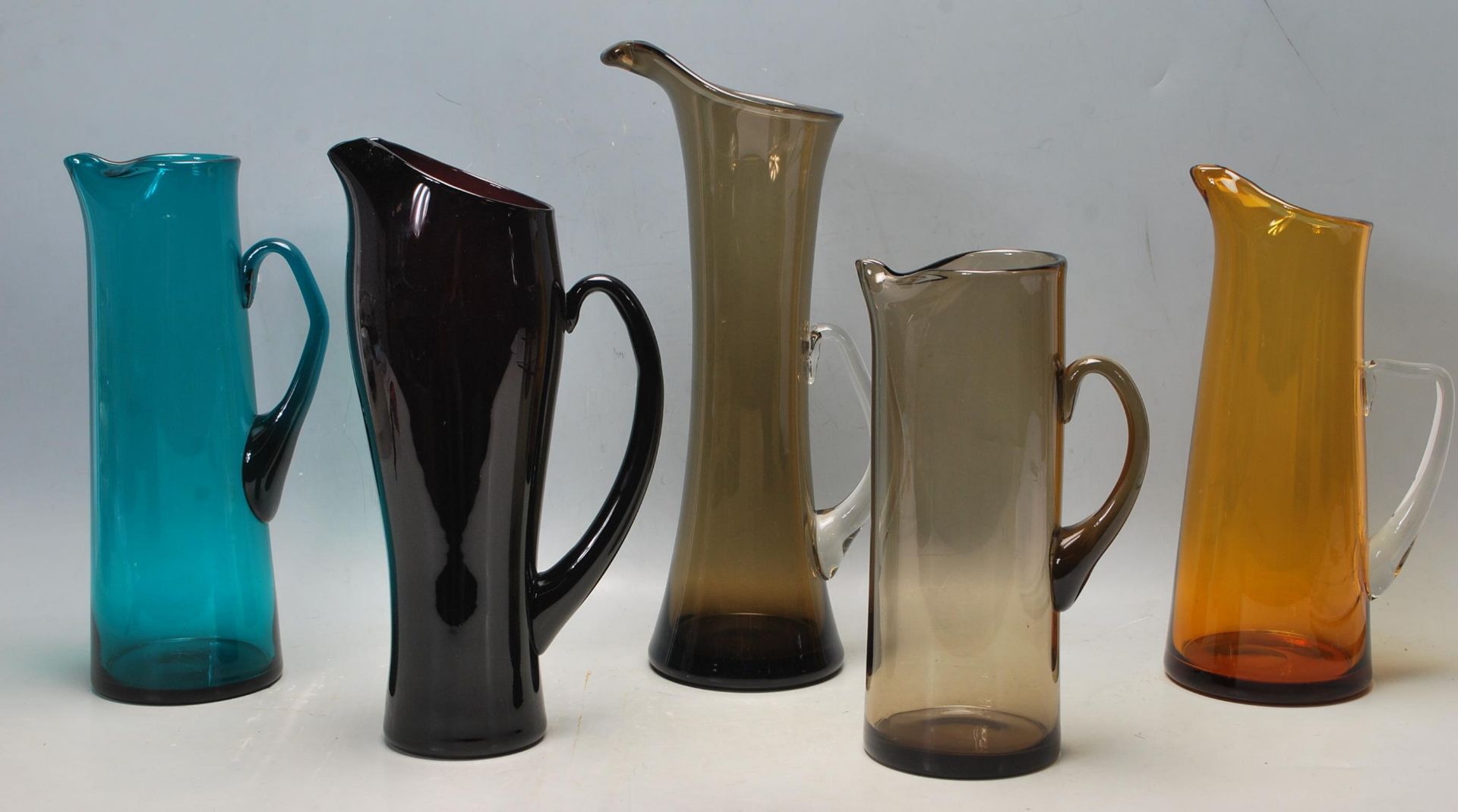 COLLECTION OF FIVE RETRO VINTAGE STUDIO ART COLOURED GLASS JUG