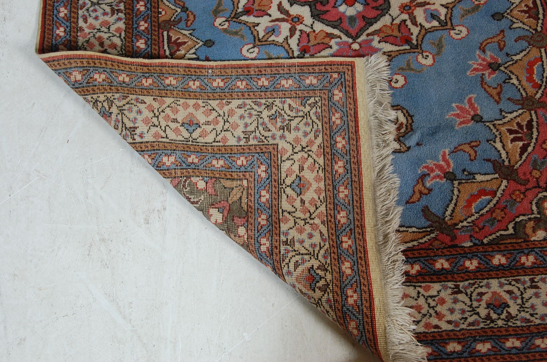 20TH CENTURY TURKISH / ISLAMIC CARPET RUG WITH SINGLE MEDALLION ON A BLUE FIELD - Image 5 of 5