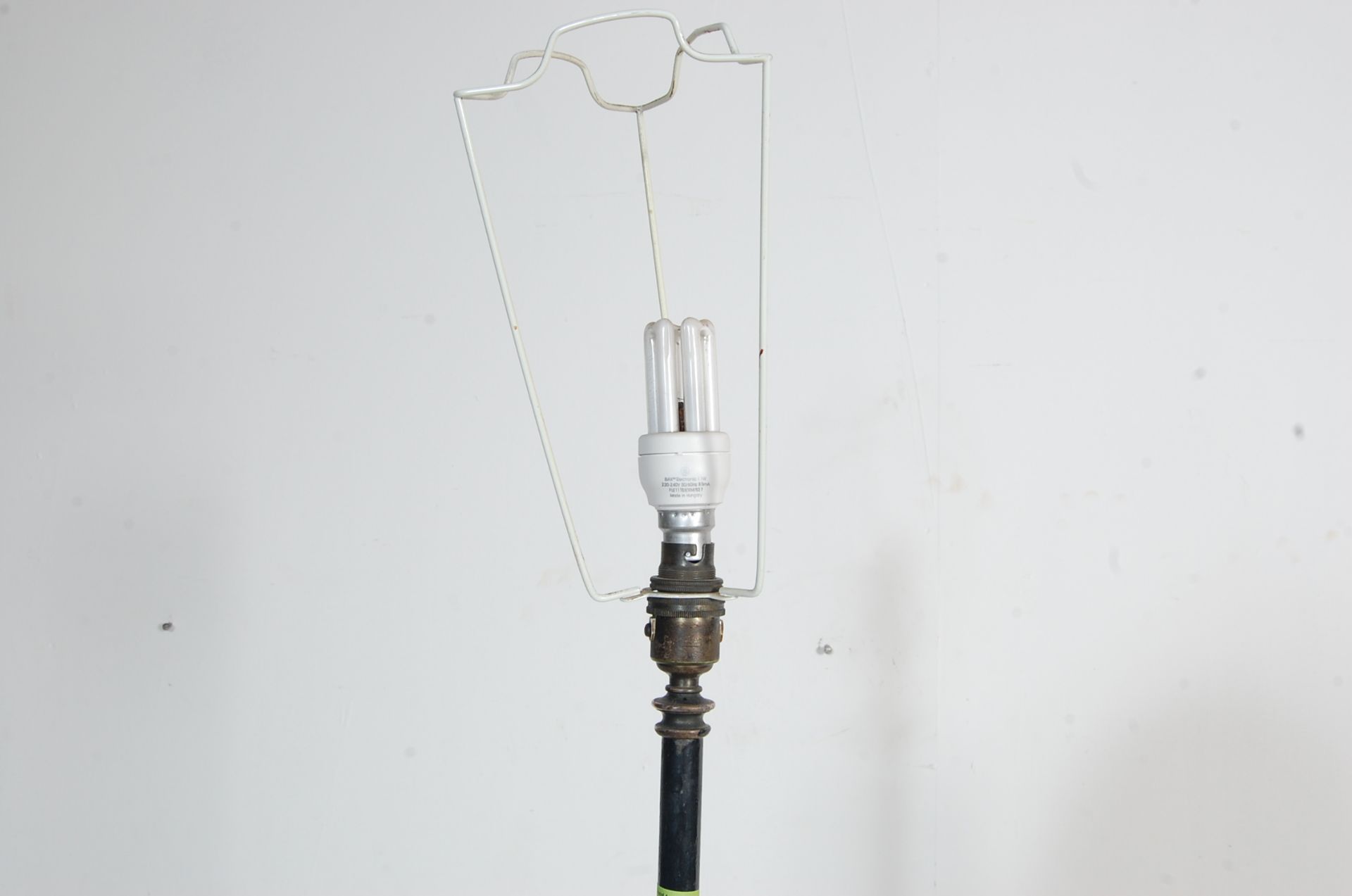 TWO EARLY 20TH CENTURY STANDARD LAMPS - Bild 5 aus 7