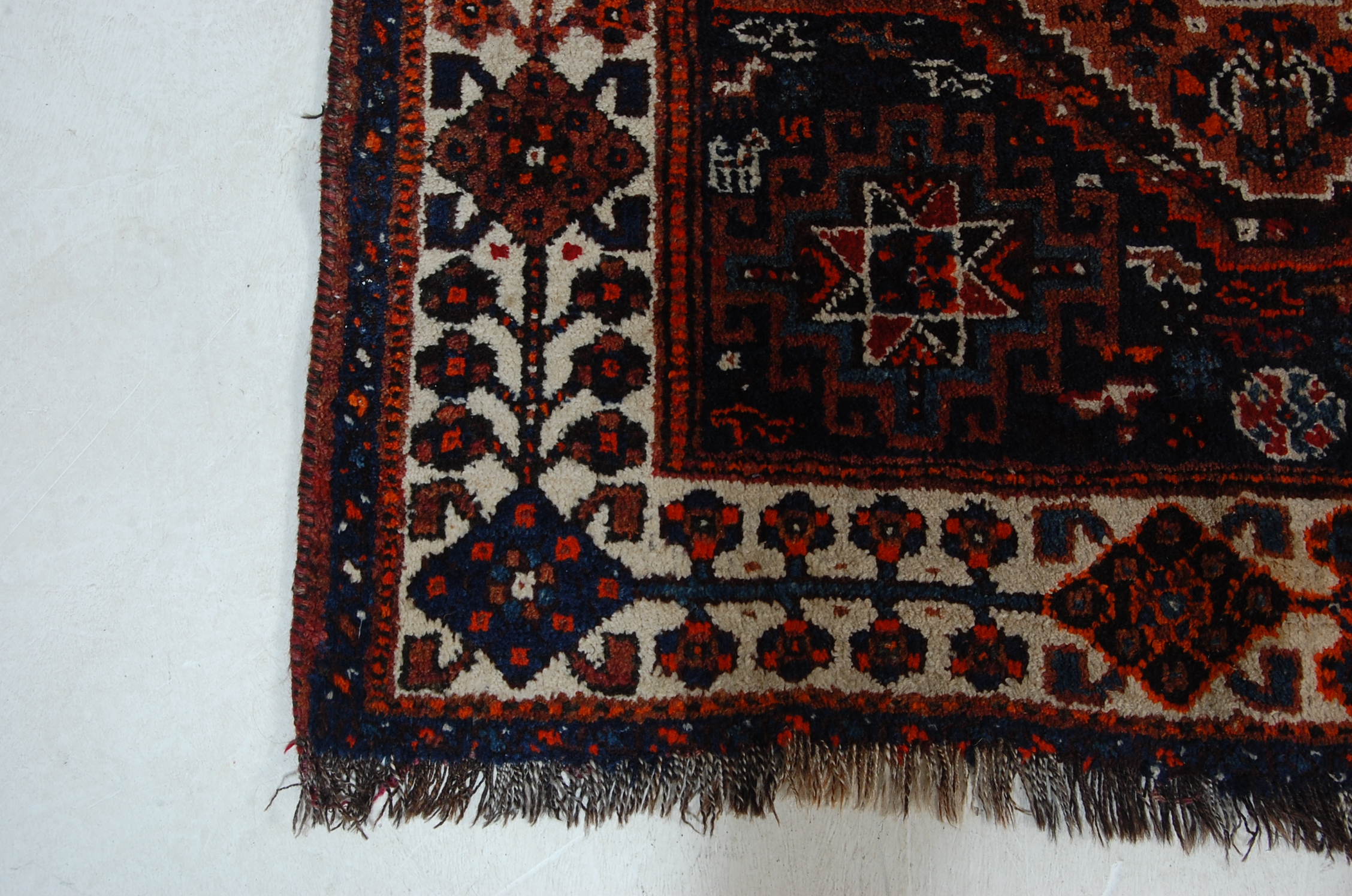 EARLY 20TH CENTURY NATURAL DYED AND HAND-WOVEN WOOL AFGHAN RUG / CARPET - Image 3 of 6