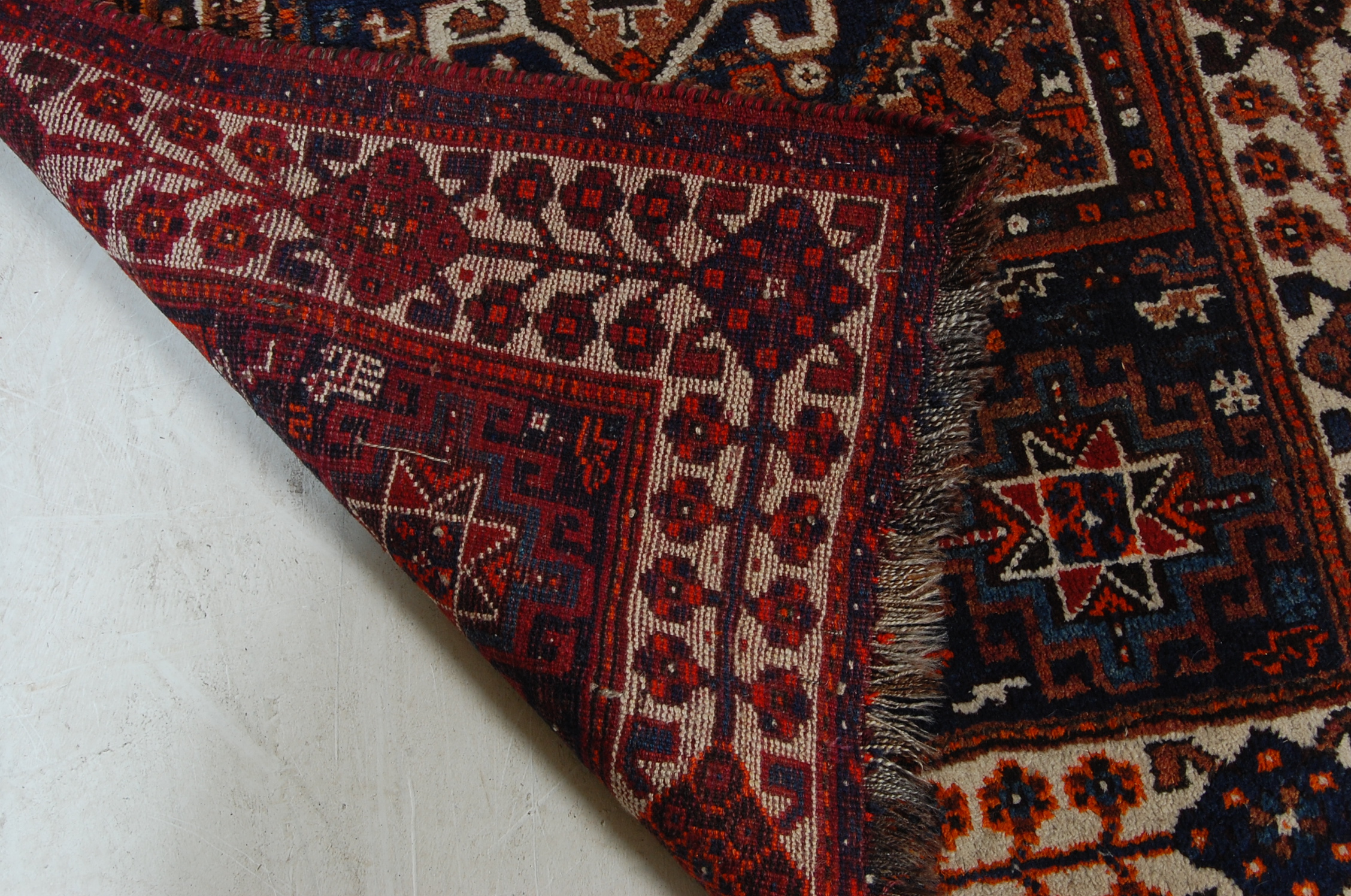 EARLY 20TH CENTURY NATURAL DYED AND HAND-WOVEN WOOL AFGHAN RUG / CARPET - Image 6 of 6