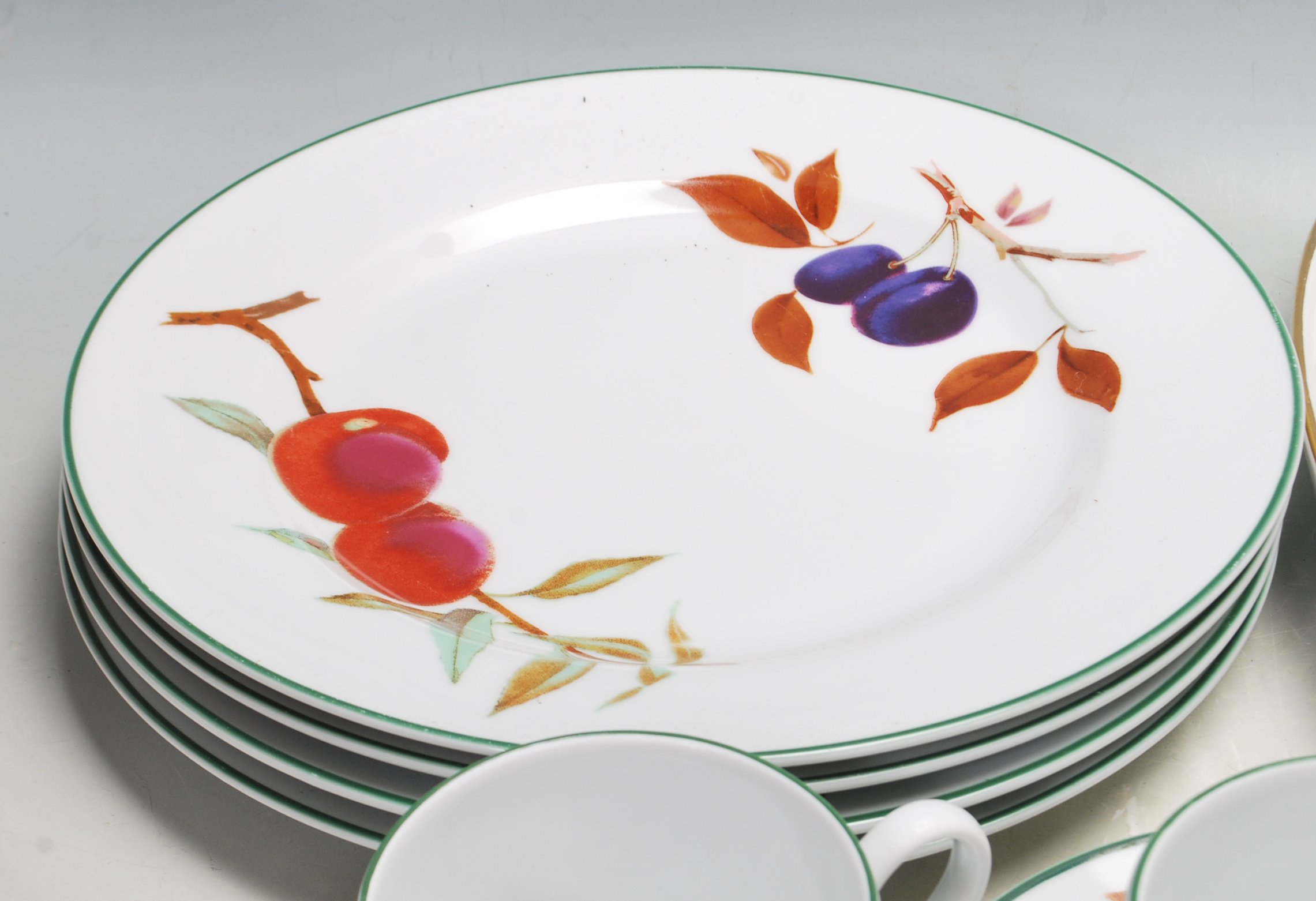 20TH CENTURY ROYAL WORCESTER EVESHAM PATTERN DINNER SERVICE - Image 7 of 19