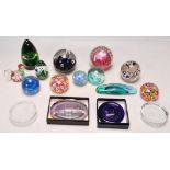 LARGE QUANTITY OF RETRO 20TH CENTURY STUDIO ART GLASS PAPERWEIGHTS