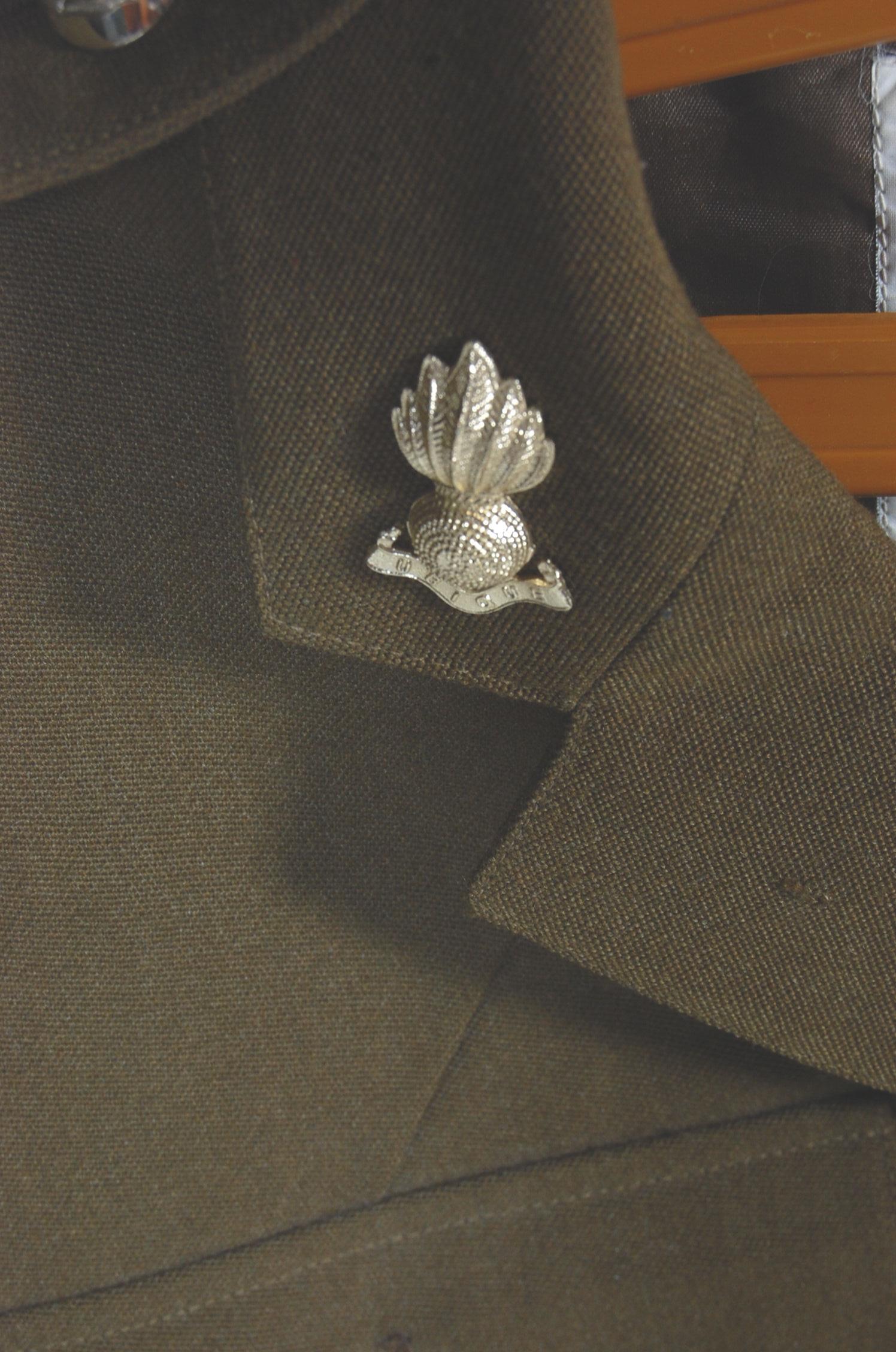 20TH CENTURY BRITISH ARMY ROYAL ARTILLERY UNIFORM JACKET - Image 4 of 9