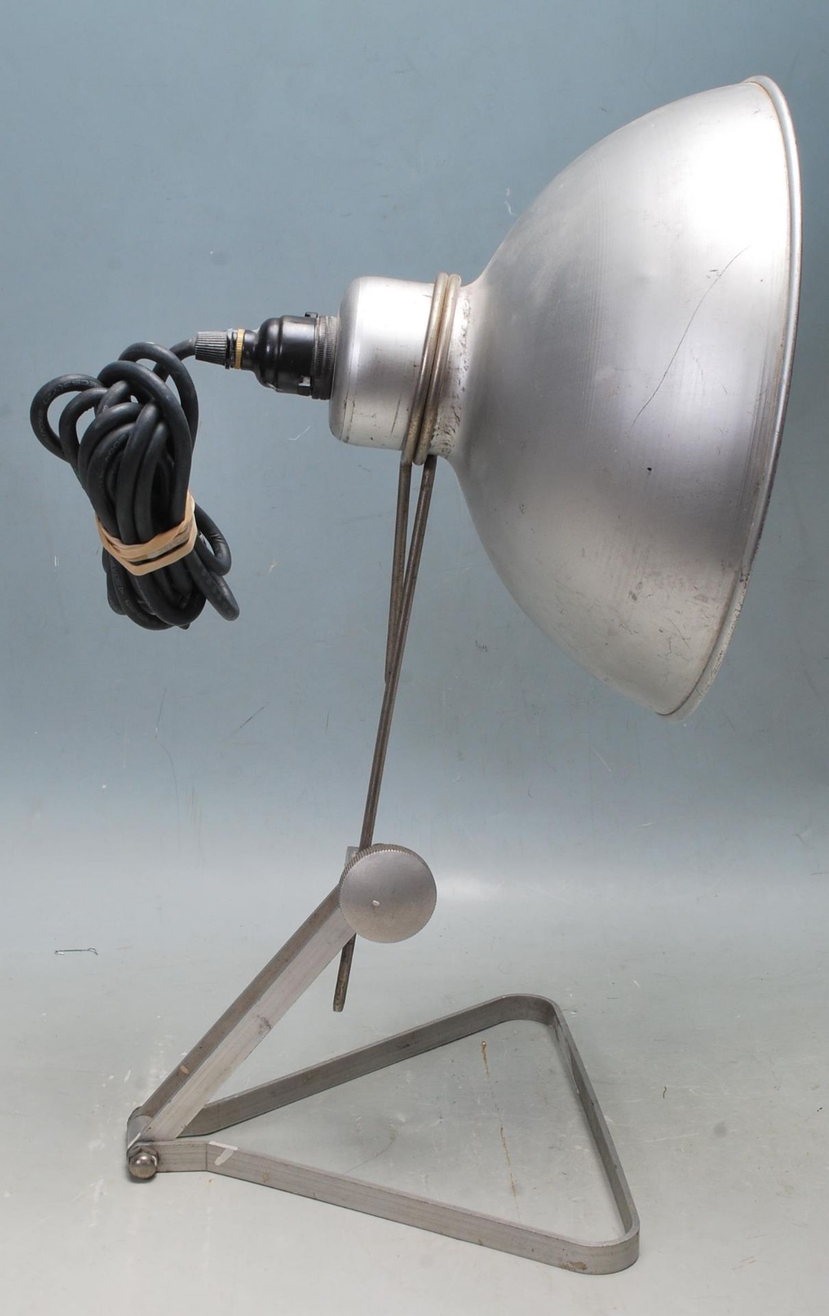 VINTAGE RETRO MID CENTURY BRUSHED ALUMINIUM DESK LAMP WITH CONICAL LIGHT SHADE - Bild 3 aus 5