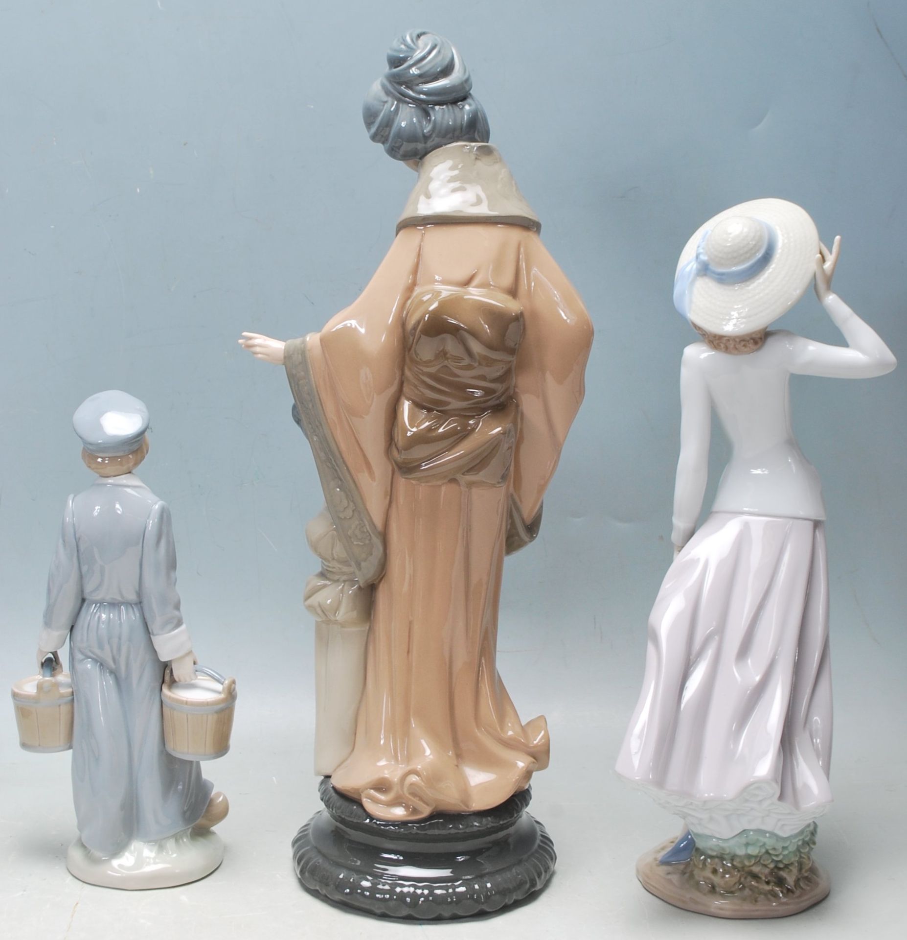 THREE VINTAGE LATE 20TH CENTURY PORCELAIN FIGURINES BY LLADRO AND NAO - Image 3 of 7
