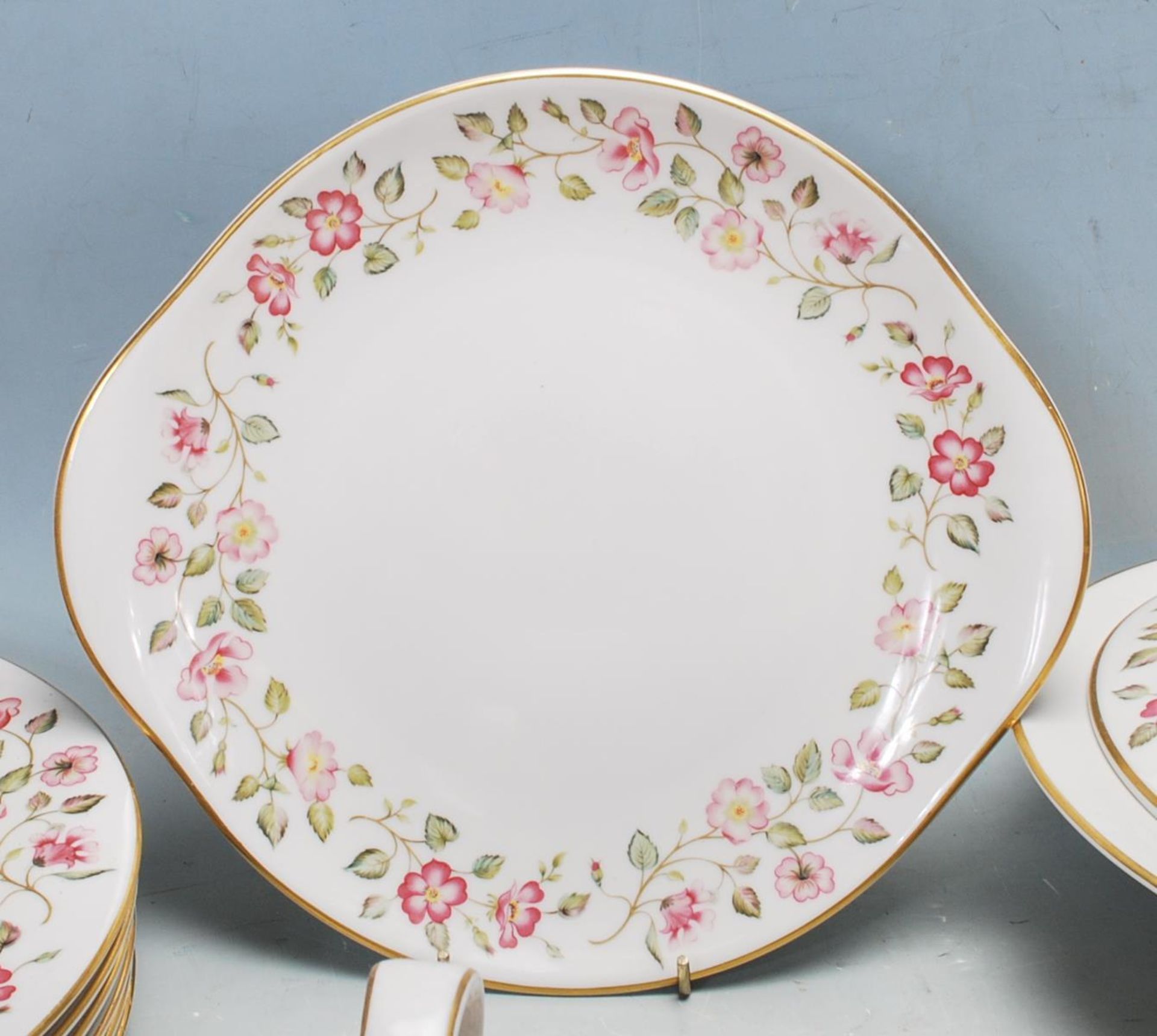 VINTAGE MID 20TH CENTURY ROYAL DOULTON WOODLAND ROSE DINNER SERVIVE - Image 10 of 11