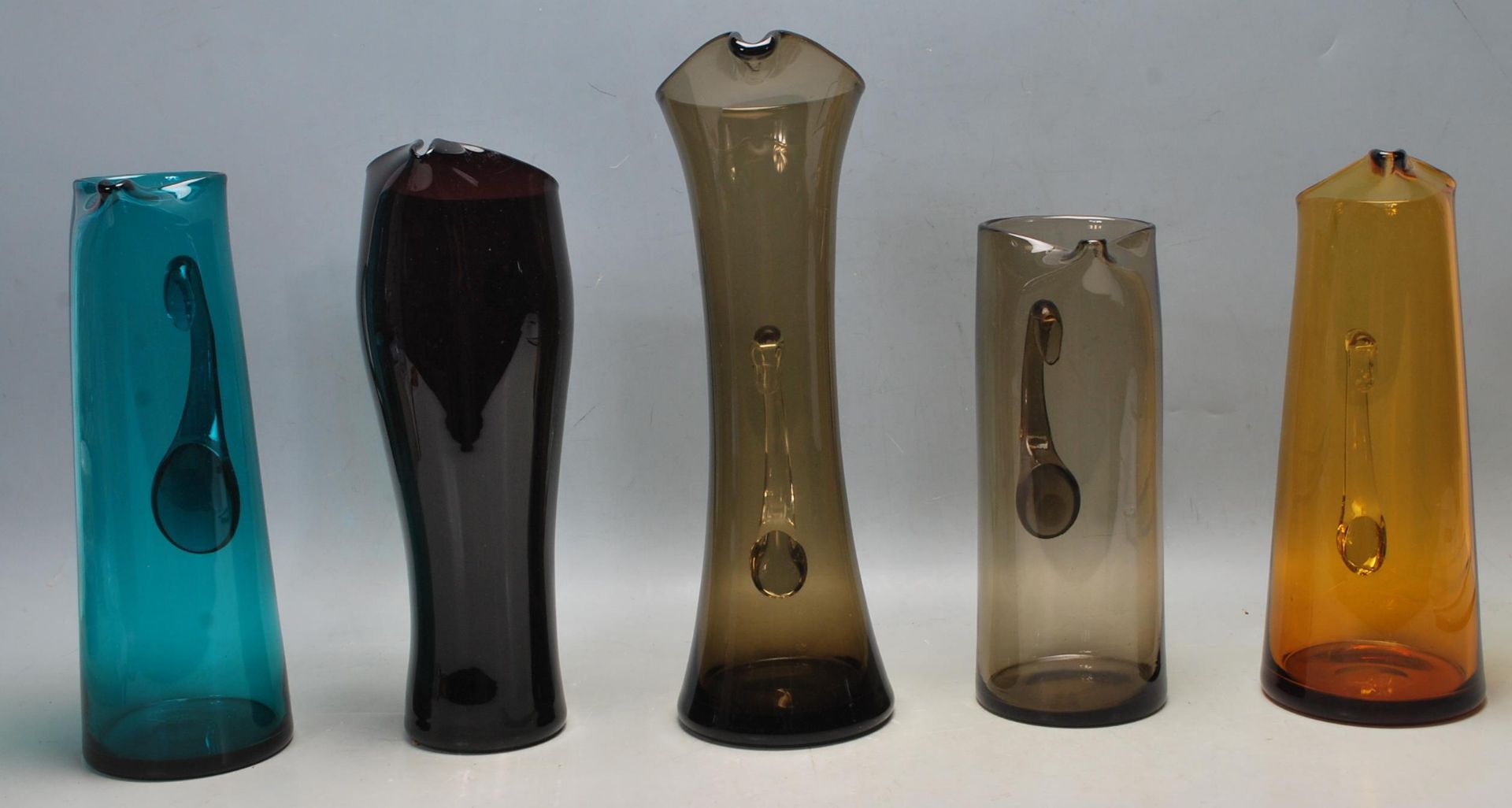 COLLECTION OF FIVE RETRO VINTAGE STUDIO ART COLOURED GLASS JUG - Image 3 of 5