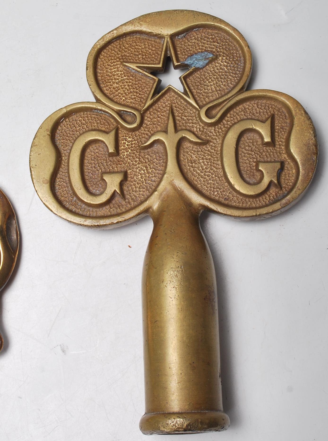 TWO VINTAGE RETRO SOLID BRASS FLAG POLE FINIALS - Image 3 of 7