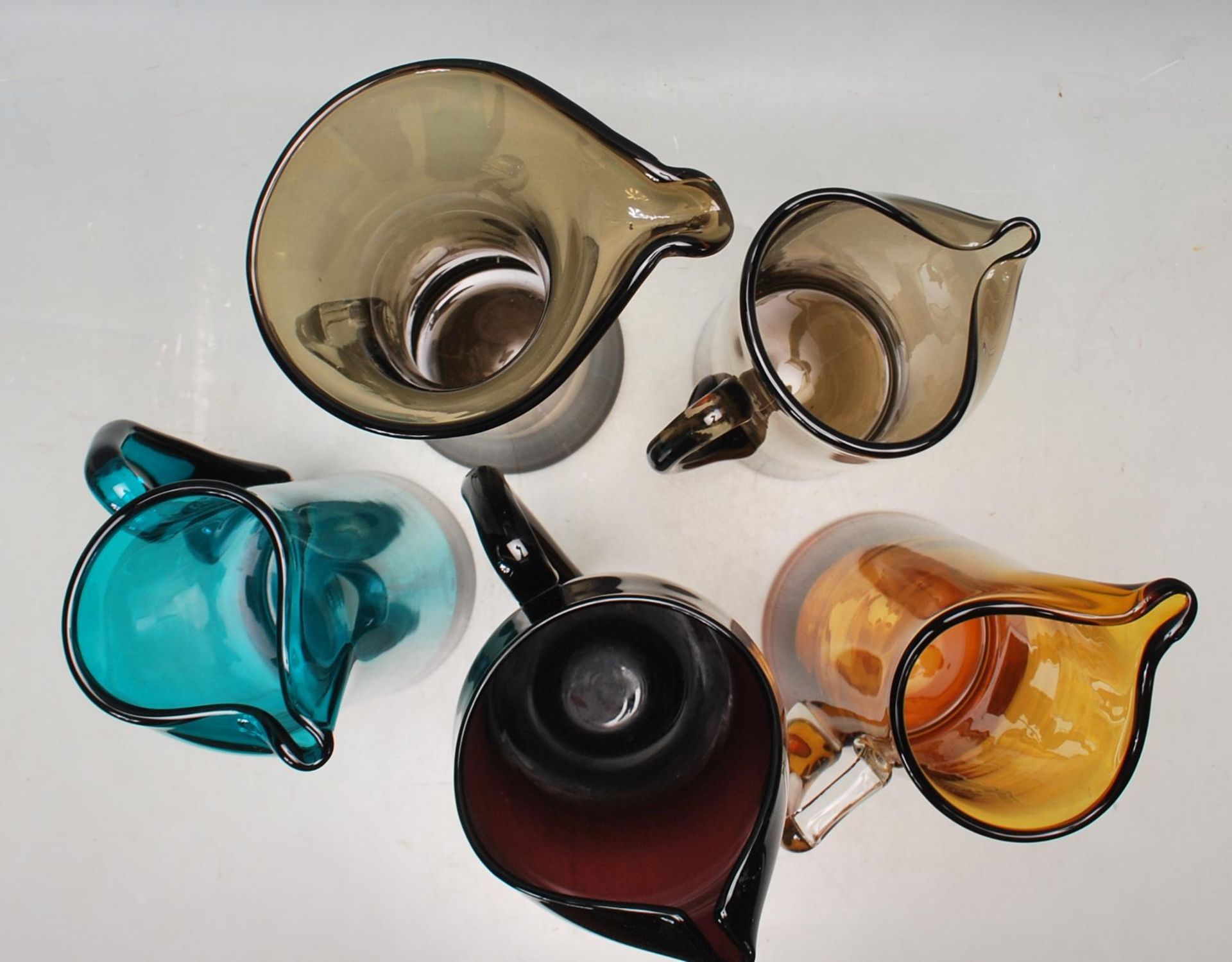 COLLECTION OF FIVE RETRO VINTAGE STUDIO ART COLOURED GLASS JUG - Image 5 of 5