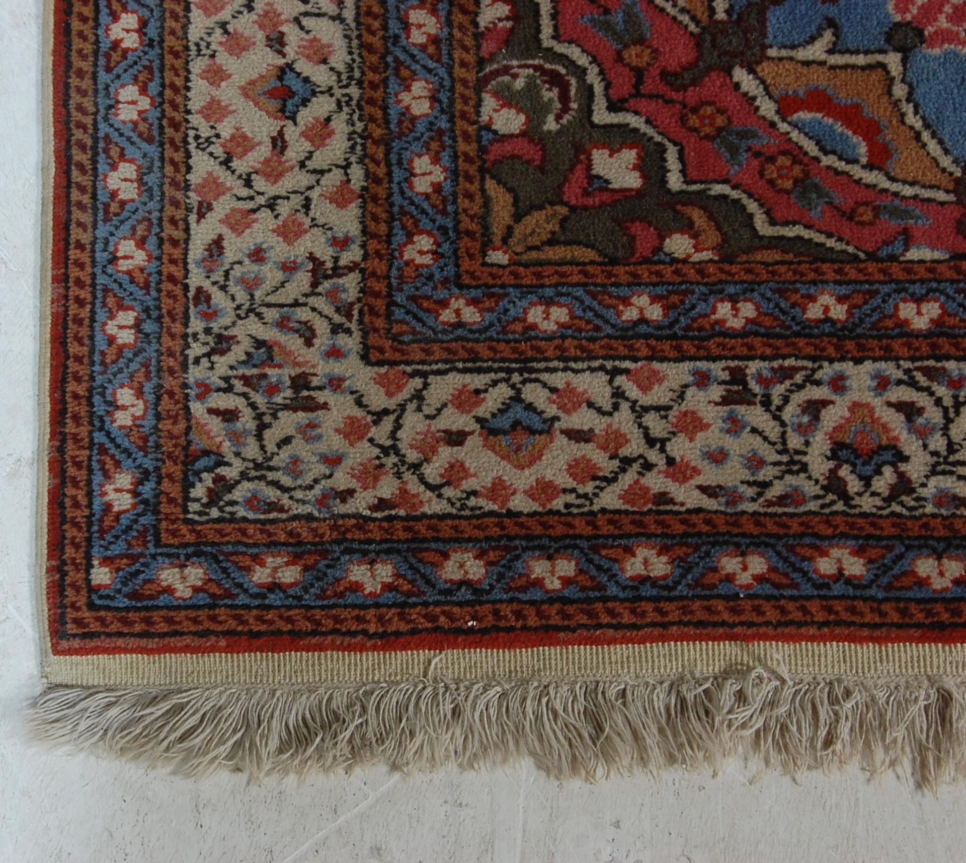 20TH CENTURY TURKISH / ISLAMIC CARPET RUG WITH SINGLE MEDALLION ON A BLUE FIELD - Image 3 of 5