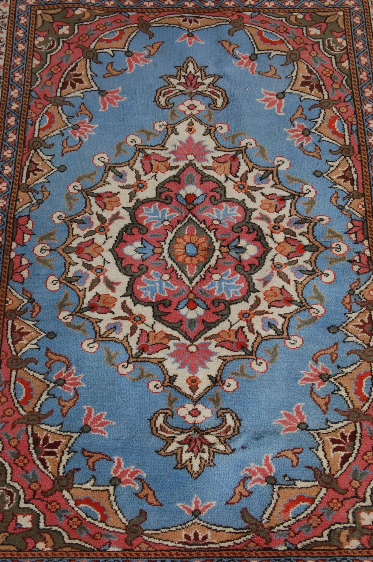 20TH CENTURY TURKISH / ISLAMIC CARPET RUG WITH SINGLE MEDALLION ON A BLUE FIELD - Image 2 of 5