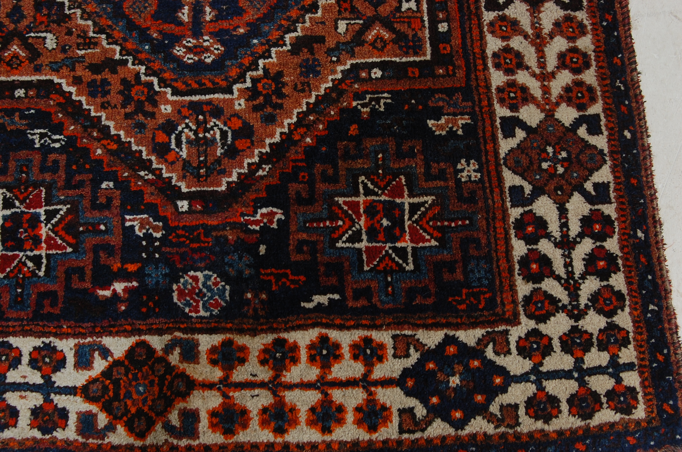 EARLY 20TH CENTURY NATURAL DYED AND HAND-WOVEN WOOL AFGHAN RUG / CARPET - Image 4 of 6