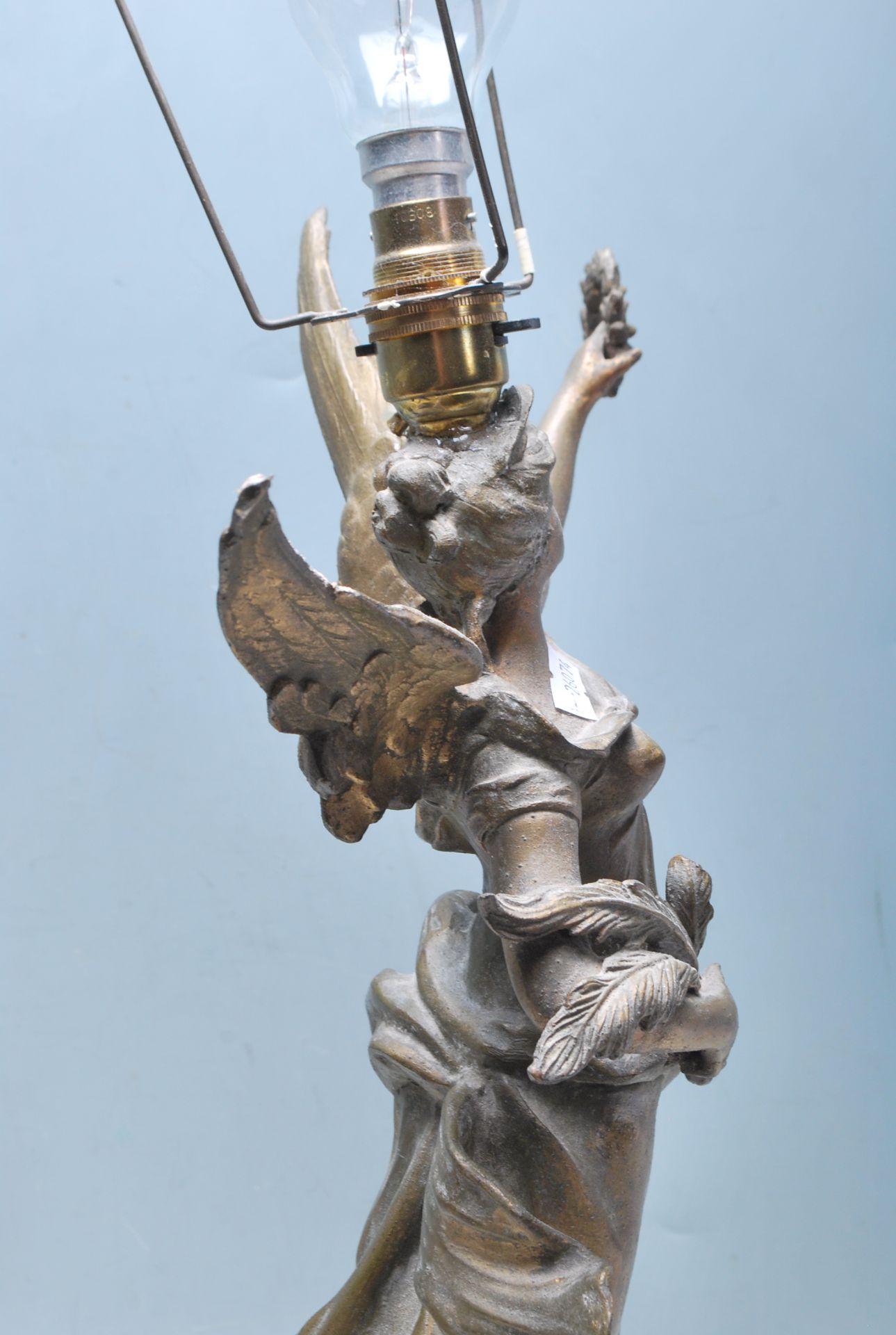 AFTER AUGUST MOREAU - LA VICTOIRE 19TH CENTURY FRENCH GILT WOOD AND PLASTER TABLE LAMP - Bild 6 aus 8