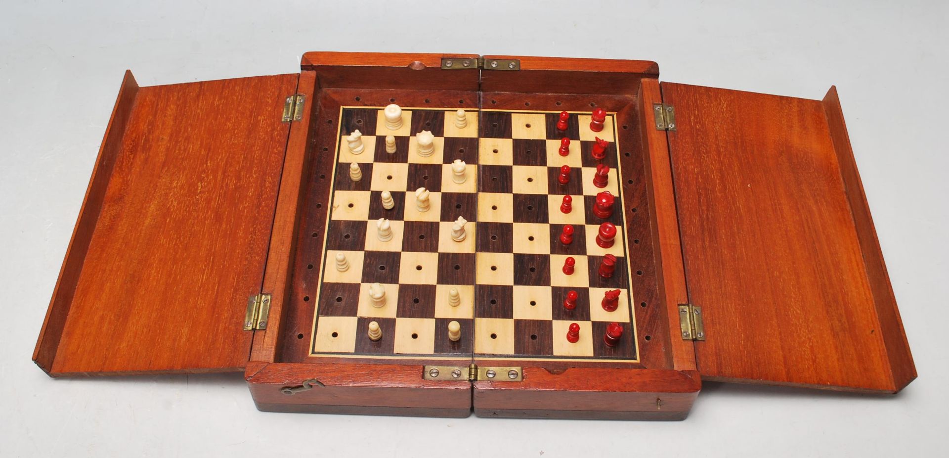 19TH CENTURY VICTORIAN TRAVELING CHESS SET IN THE MANNER OF JAQUES WHITTINGTON