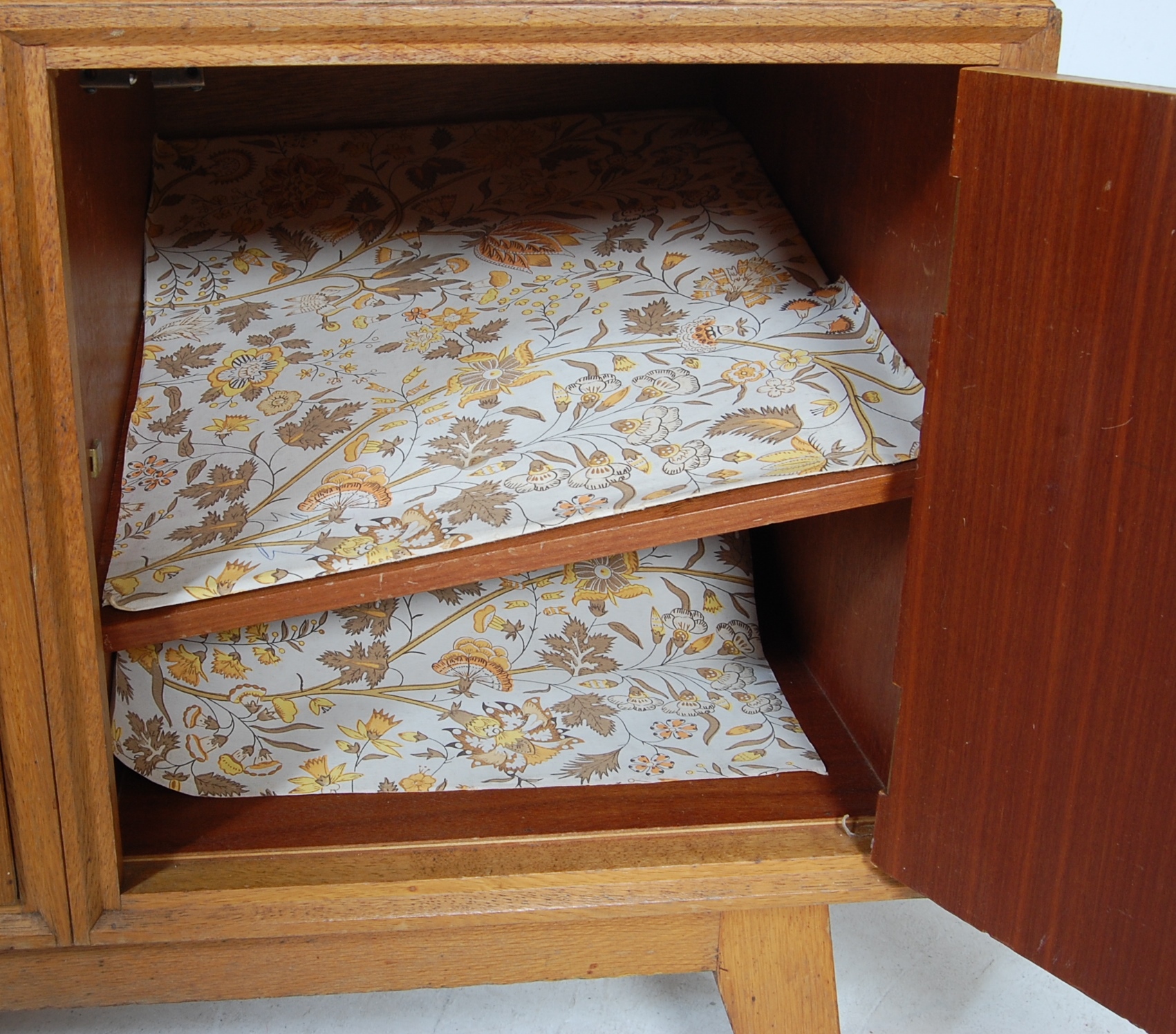 RETRO 1950’S MEREDEW OAK SIDEBOARD CREDENZA - Image 6 of 6