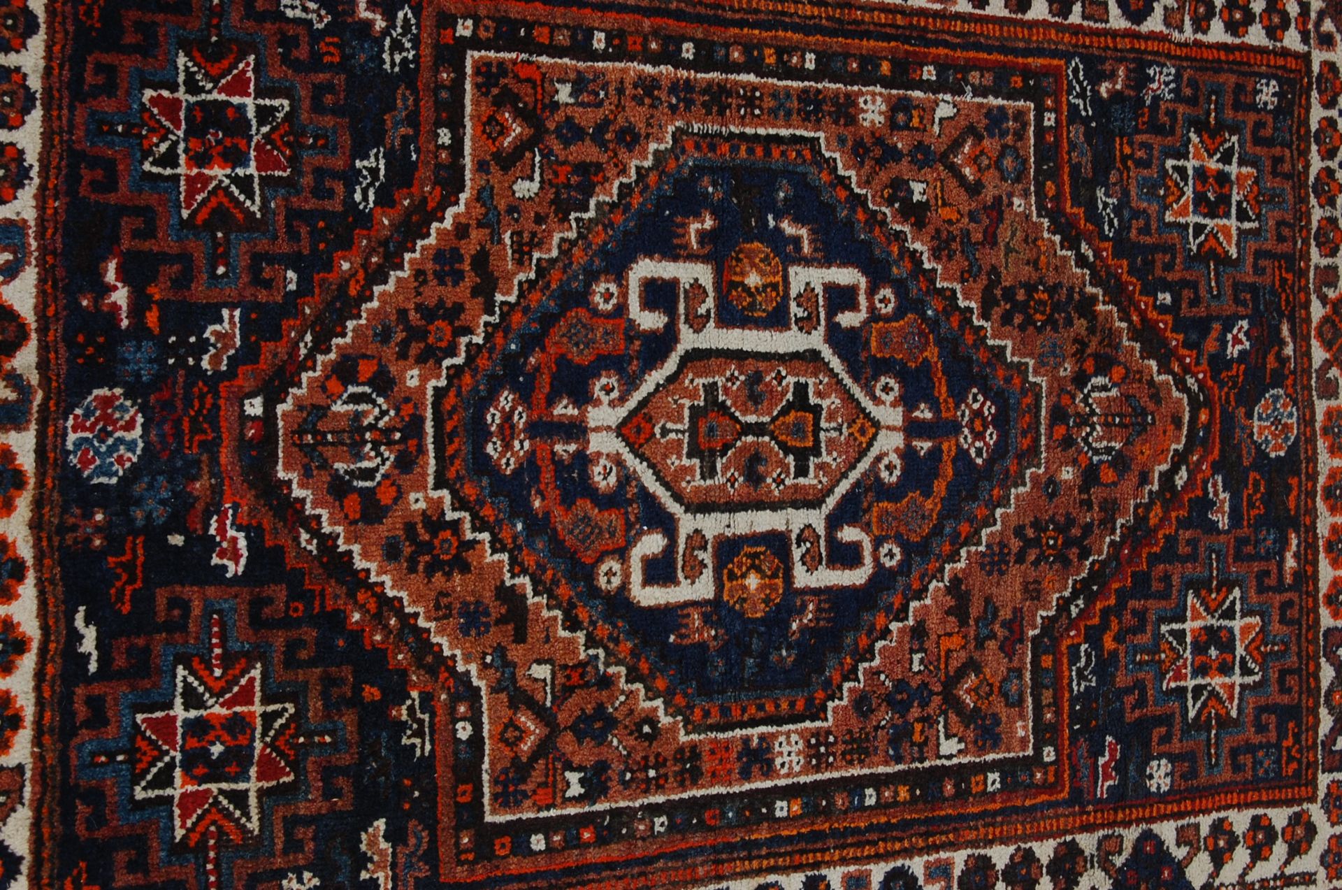 EARLY 20TH CENTURY NATURAL DYED AND HAND-WOVEN WOOL AFGHAN RUG / CARPET - Image 2 of 6