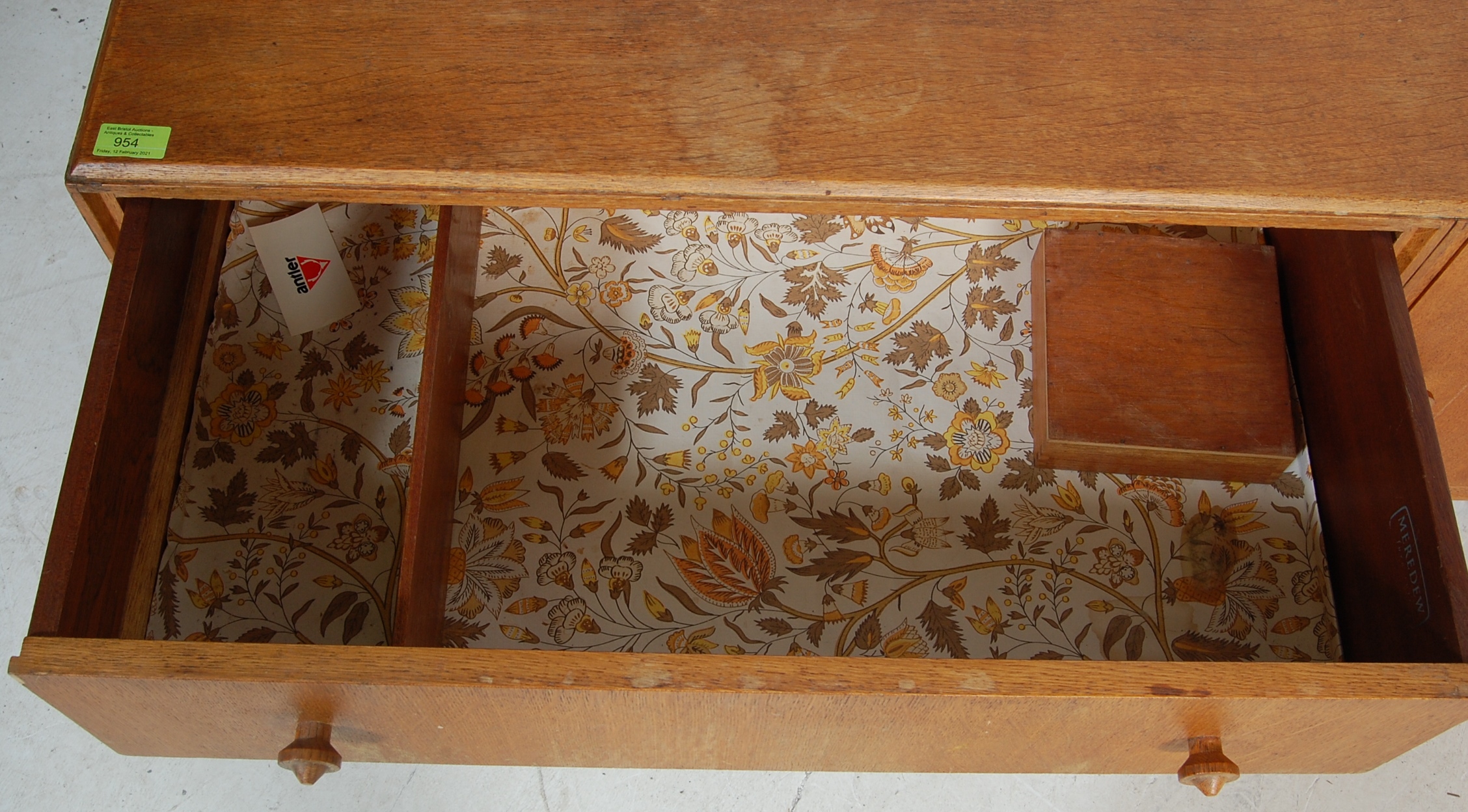 RETRO 1950’S MEREDEW OAK SIDEBOARD CREDENZA - Image 5 of 6