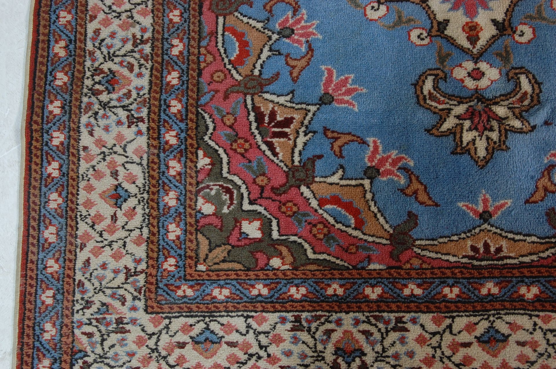 20TH CENTURY TURKISH / ISLAMIC CARPET RUG WITH SINGLE MEDALLION ON A BLUE FIELD - Image 4 of 5