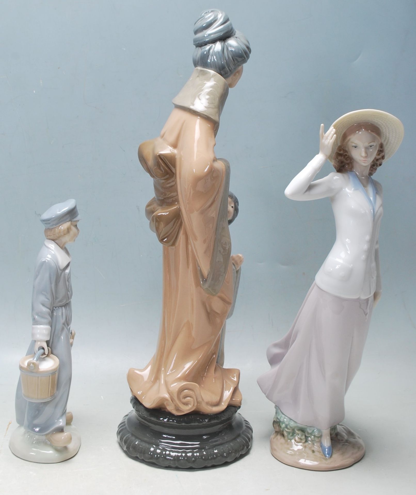 THREE VINTAGE LATE 20TH CENTURY PORCELAIN FIGURINES BY LLADRO AND NAO - Image 2 of 7