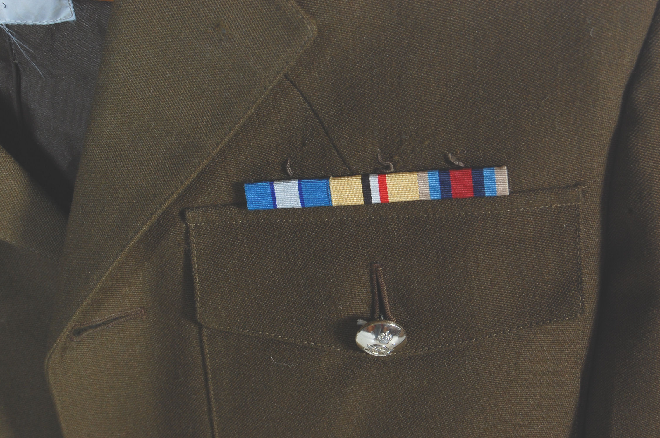 20TH CENTURY BRITISH ARMY ROYAL ARTILLERY UNIFORM JACKET - Image 2 of 9