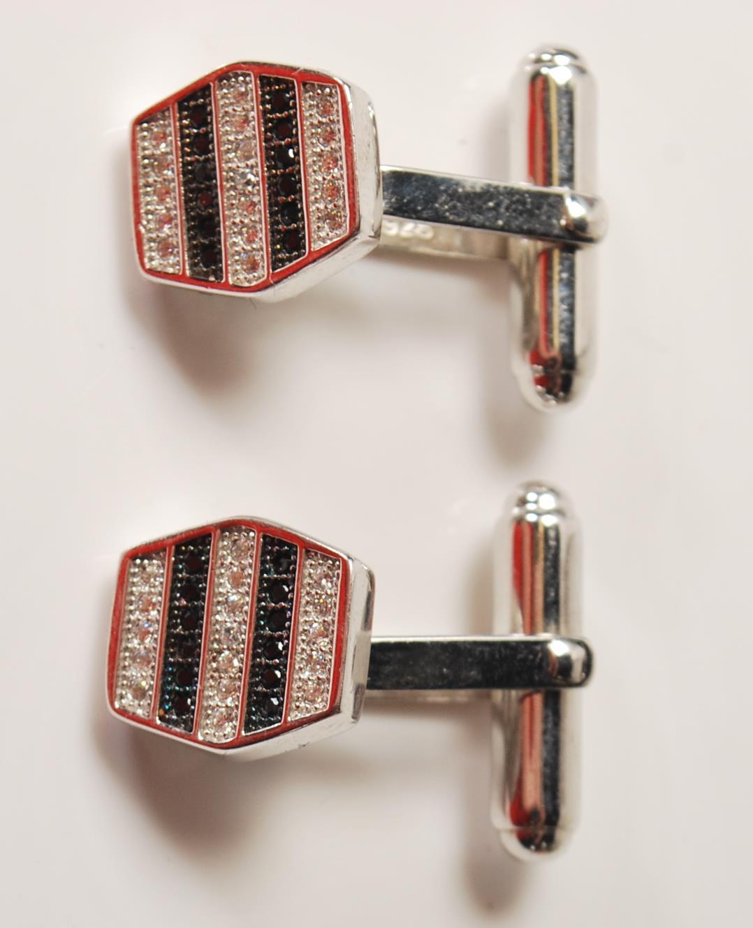 GENTLEMAN'S SILVER CUFFLINKS WITH BLACK AND WHITE - Image 3 of 5