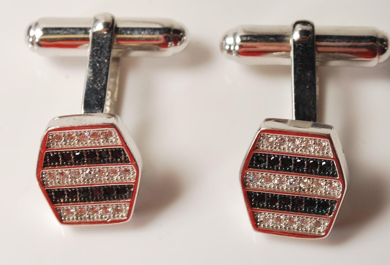 GENTLEMAN'S SILVER CUFFLINKS WITH BLACK AND WHITE - Image 2 of 5