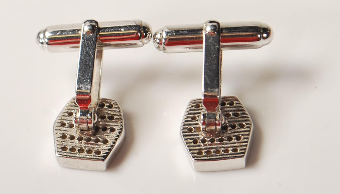 GENTLEMAN'S SILVER CUFFLINKS WITH BLACK AND WHITE - Image 4 of 5