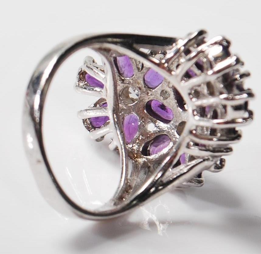SILVER WHITE AND PURPLE STONE CLUSTER RING - Image 4 of 6