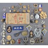 COLLECTION OF ASSORTED MILITARY CAP BADGES & OTHER ITEMS