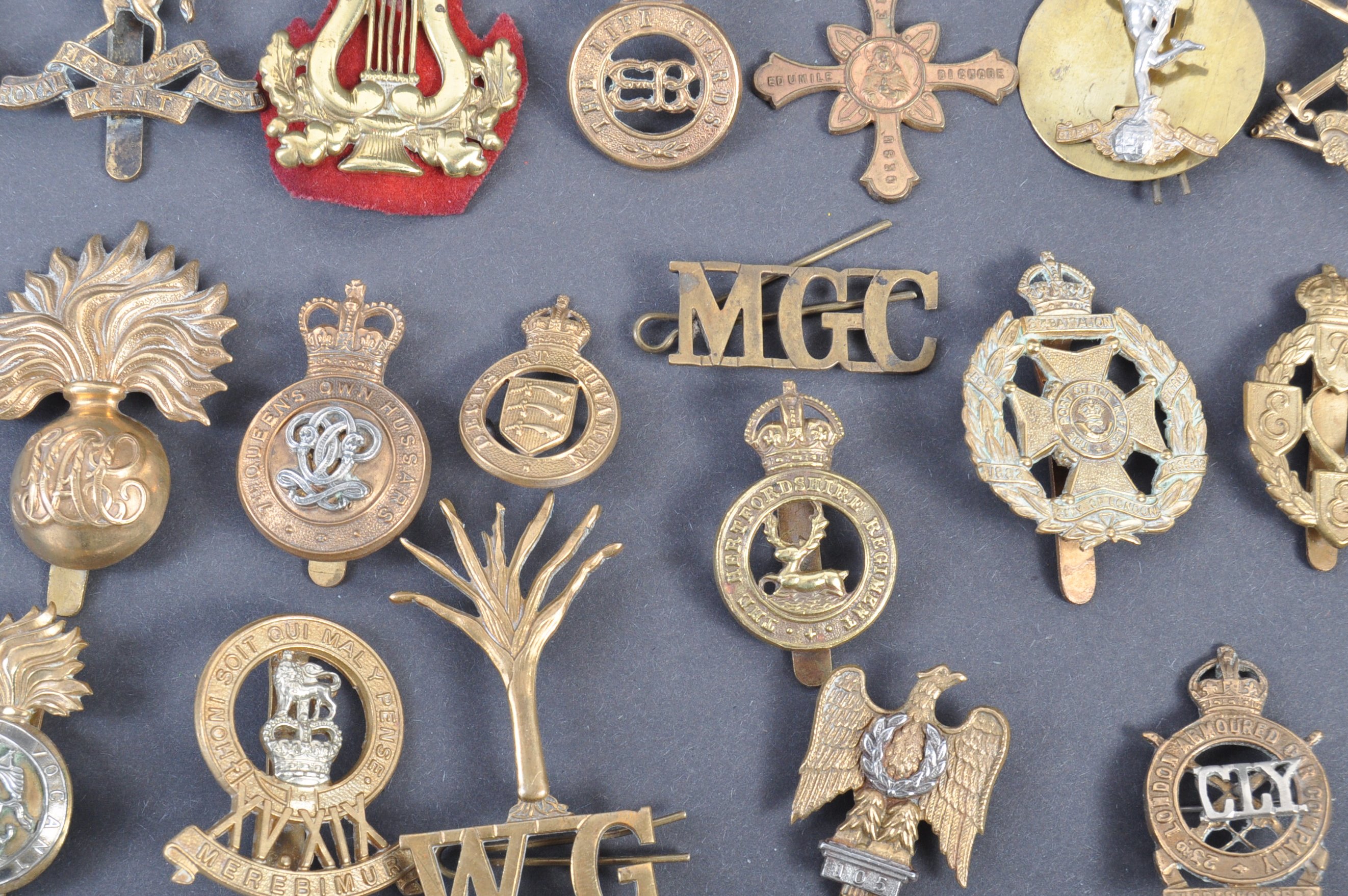 COLLECTION OF ASSORTED WWI & WWII BRITISH ARMY CAP BADGES - Image 3 of 3