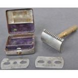 ORIGINAL WWII RAF SHAVING RAZOR WITH COMPASS BLADES