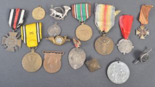 COLLECTION OF ASSORTED WWI & WWII MEDALS - USA, ENGLISH ETC
