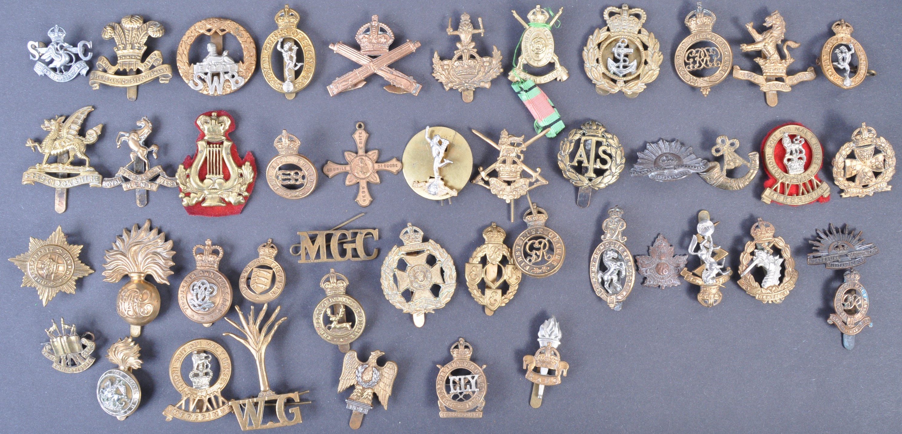 COLLECTION OF ASSORTED WWI & WWII BRITISH ARMY CAP BADGES