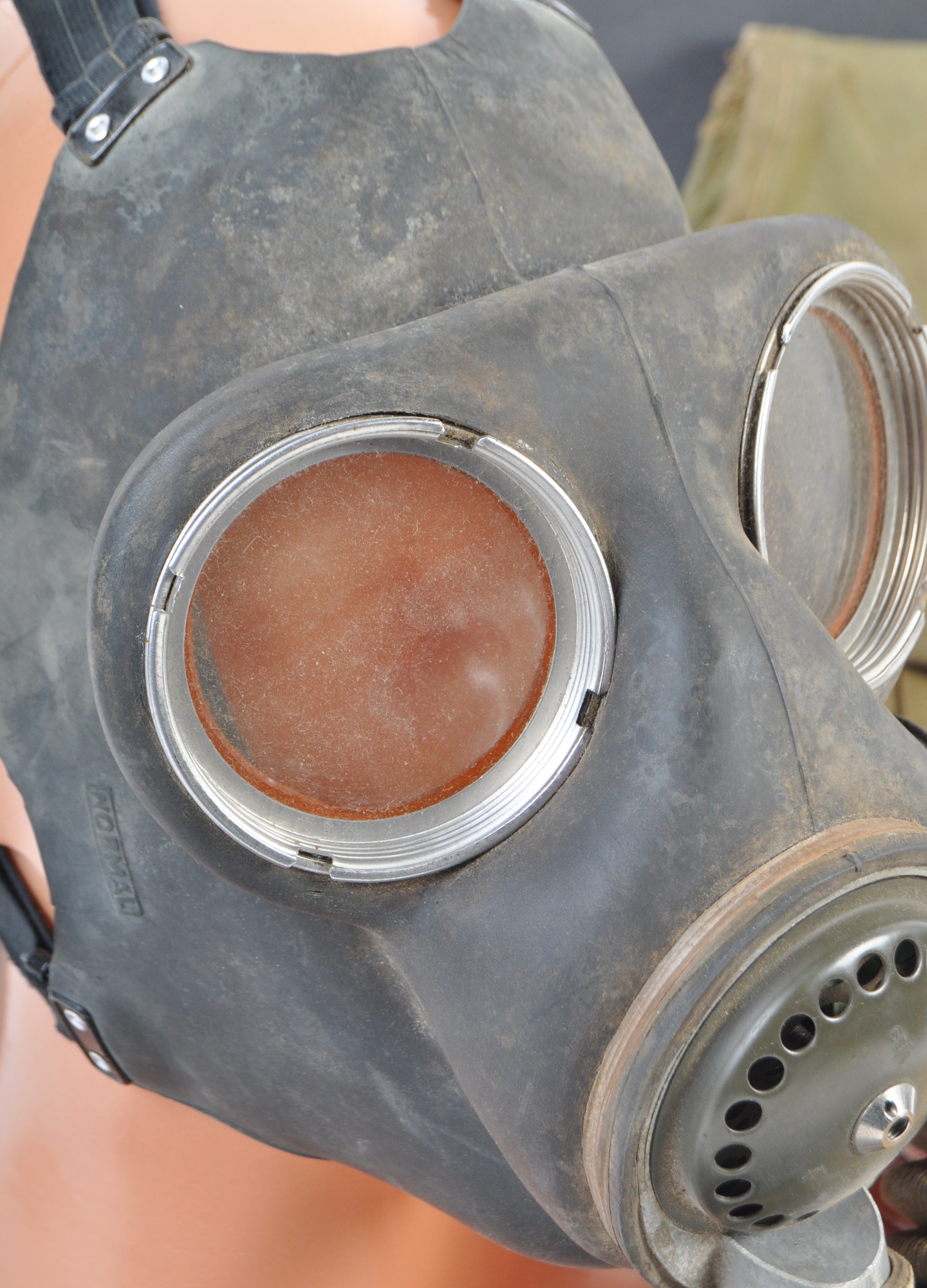 WWII SECOND WORLD WAR ' HOME FRONT ' GAS MASK & FIRST AID ITEMS - Image 2 of 6