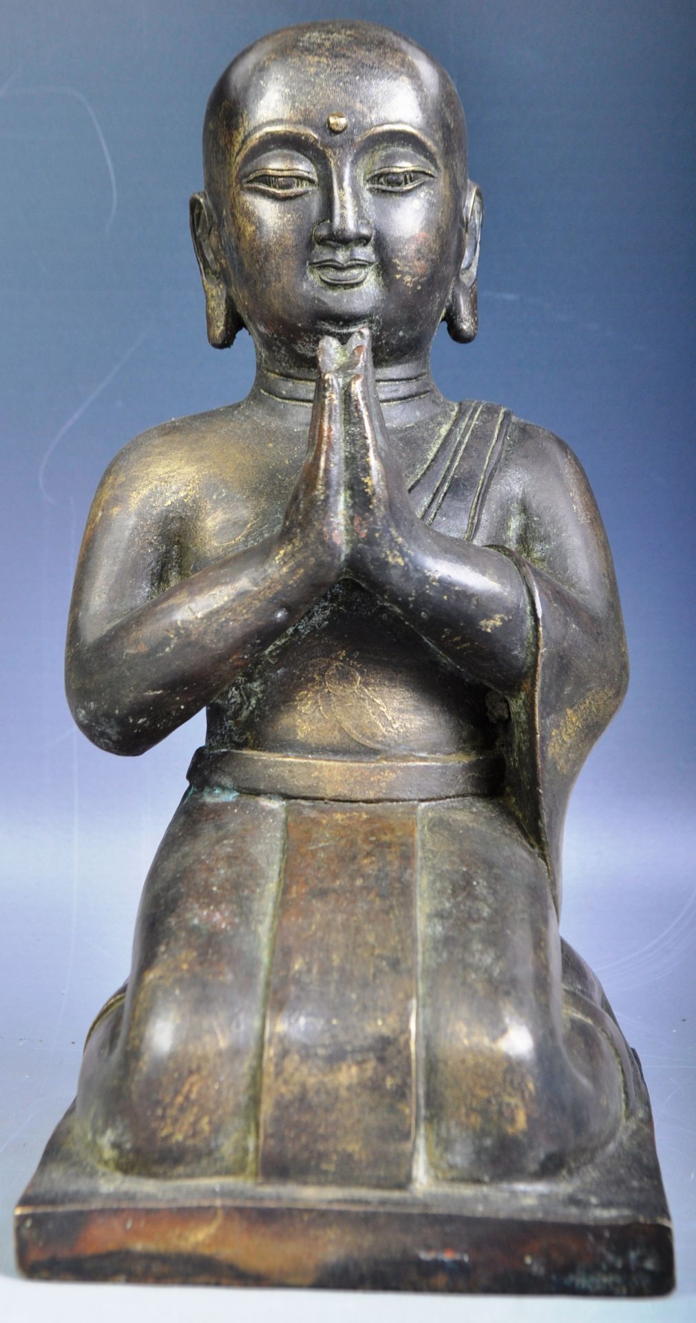 ANTIQUE 18TH CENTURY CHINESE BRONZE OF A KNEELING BUDDHA