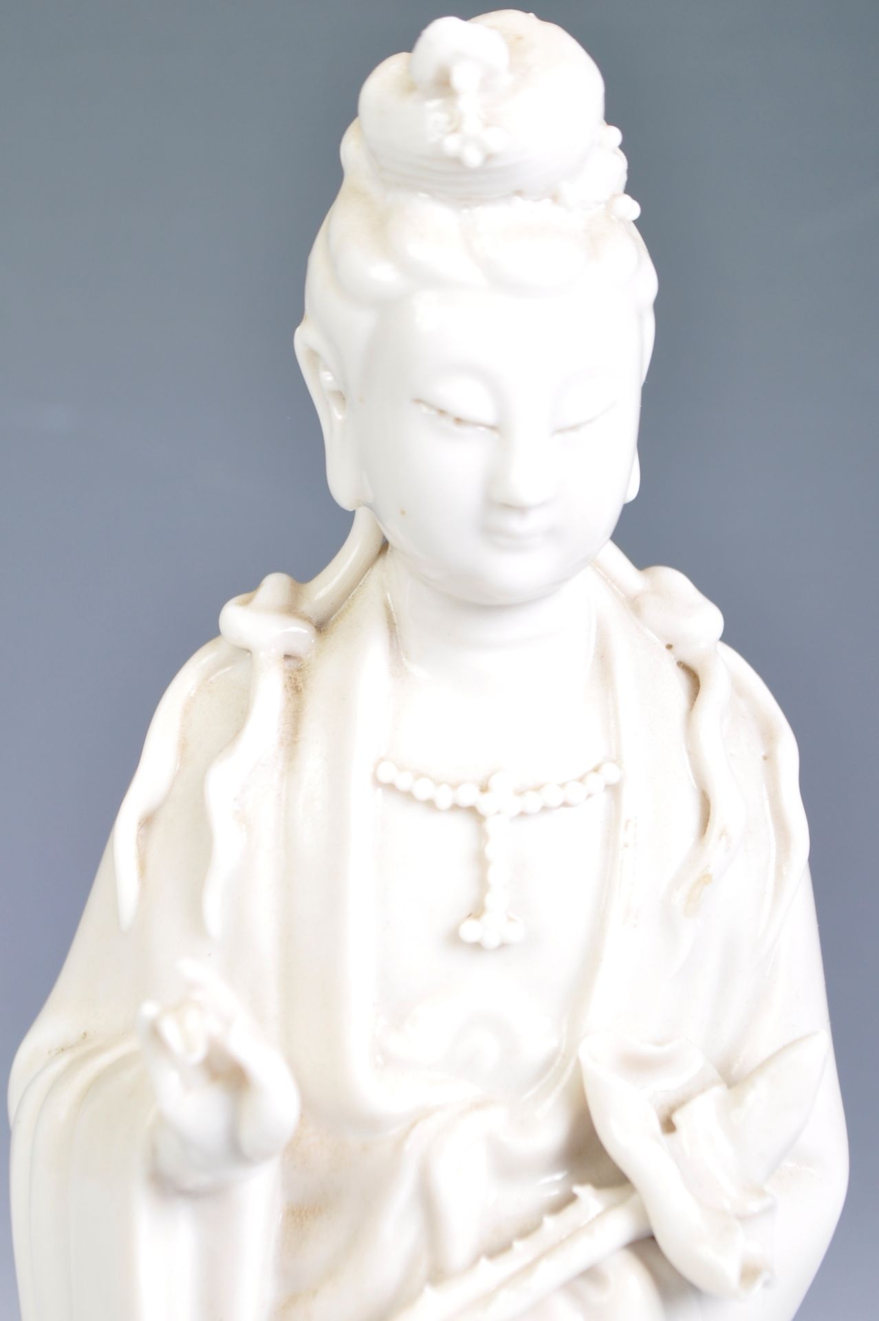 ANTIQUE CHINESE DEHUA PORCELAIN FIGURE OF GUANYIN - Image 2 of 5