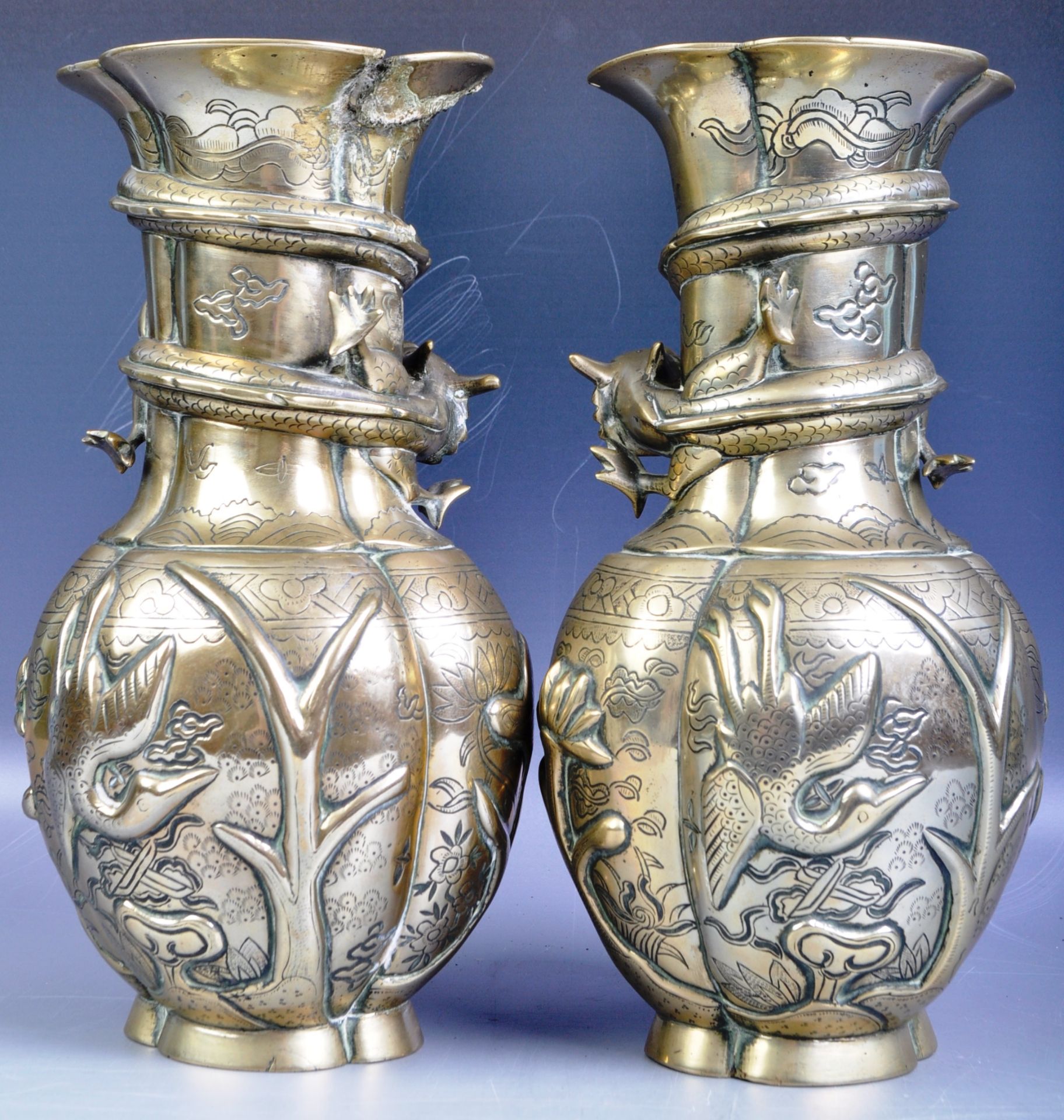 PAIR OF 19TH CENTURY CHINESE BRONZE DRAGON VASES - Bild 9 aus 11