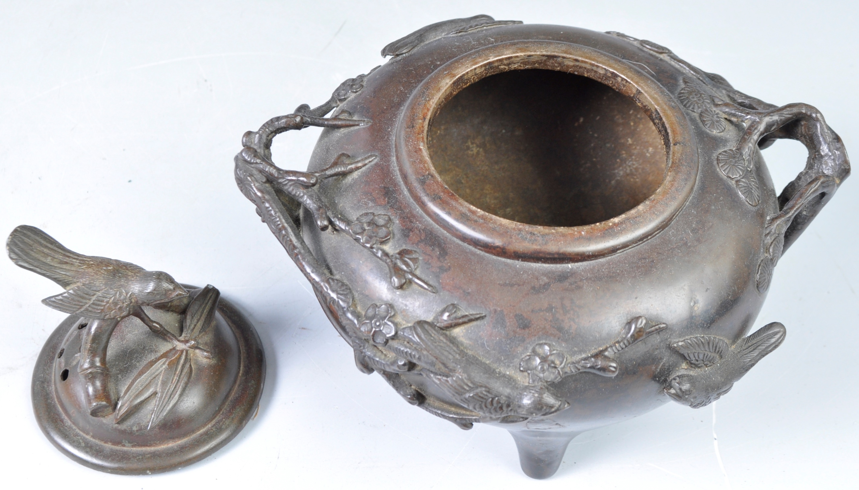 19TH CENTURY CHINESE ANTIQUE BRONZE LIDDED CENSER - Image 6 of 6