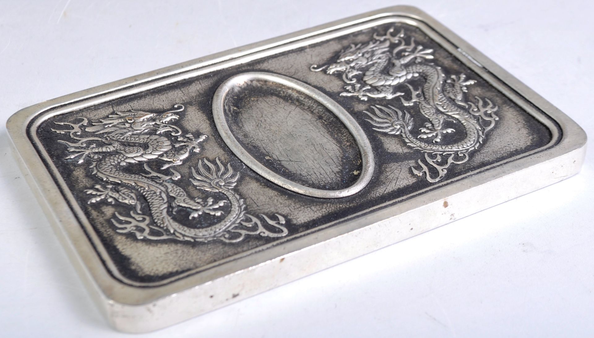 19TH CENTURY CHINESE ORIENTAL WHITE BRASS INKWELL OF TABLET FORM - Bild 3 aus 4