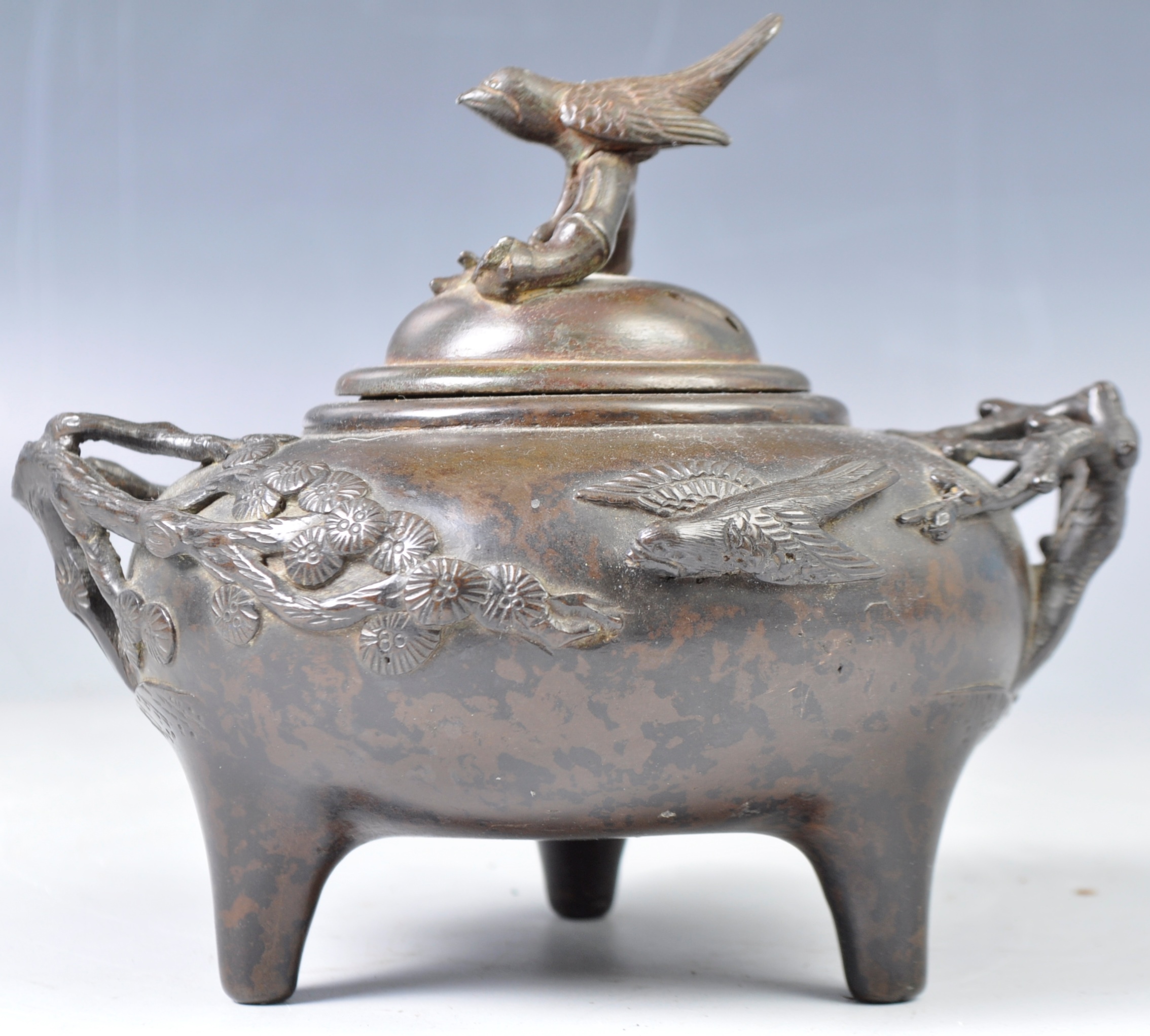 19TH CENTURY CHINESE ANTIQUE BRONZE LIDDED CENSER - Image 2 of 6