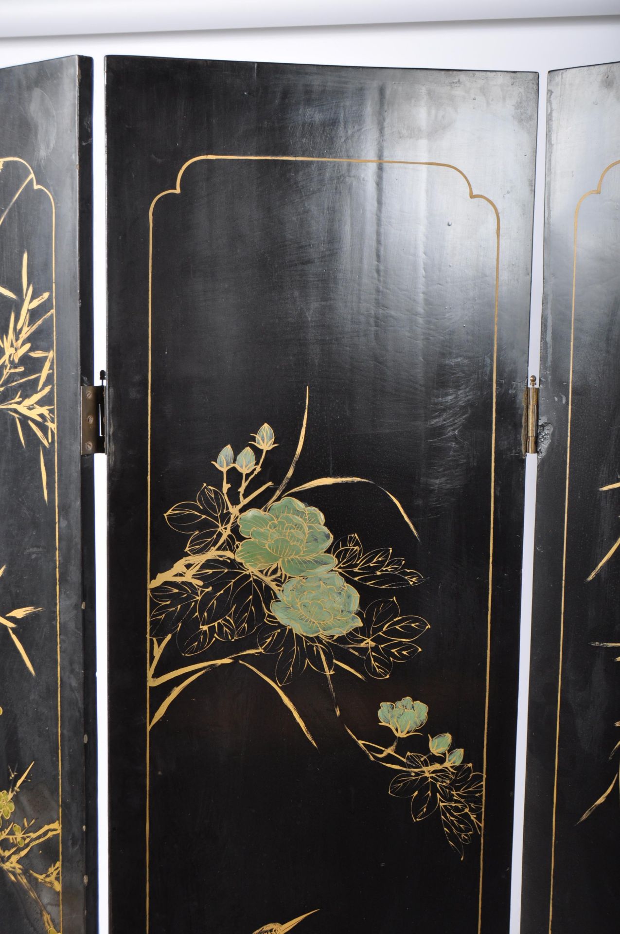 19TH CENTURY JAPANESE BLACK LACQUER AND SHIBAYAMA FOUR FOLD SCREEN - Bild 20 aus 25