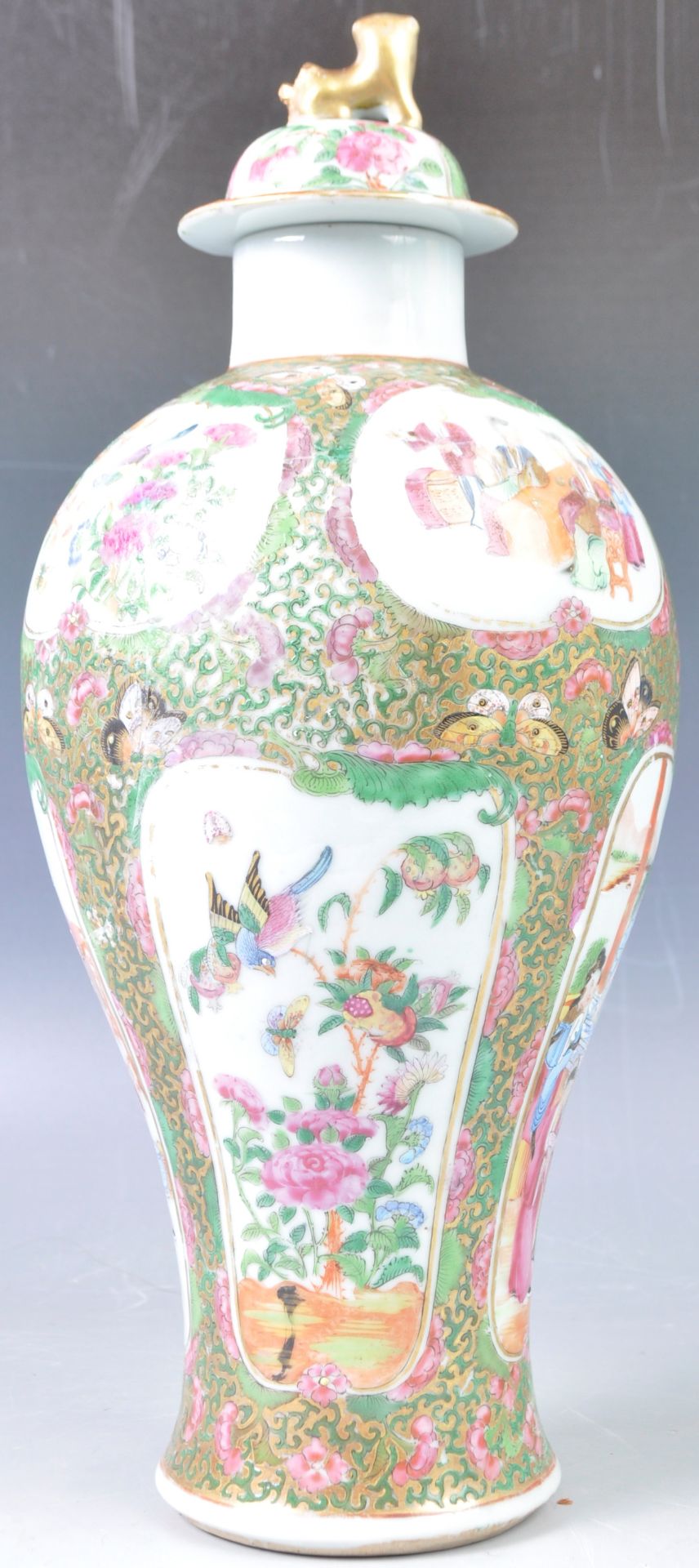 19TH CENTURY CHINESE CANTON FAMILLE ROSE MEIPING VASE AND COVER - Bild 3 aus 6