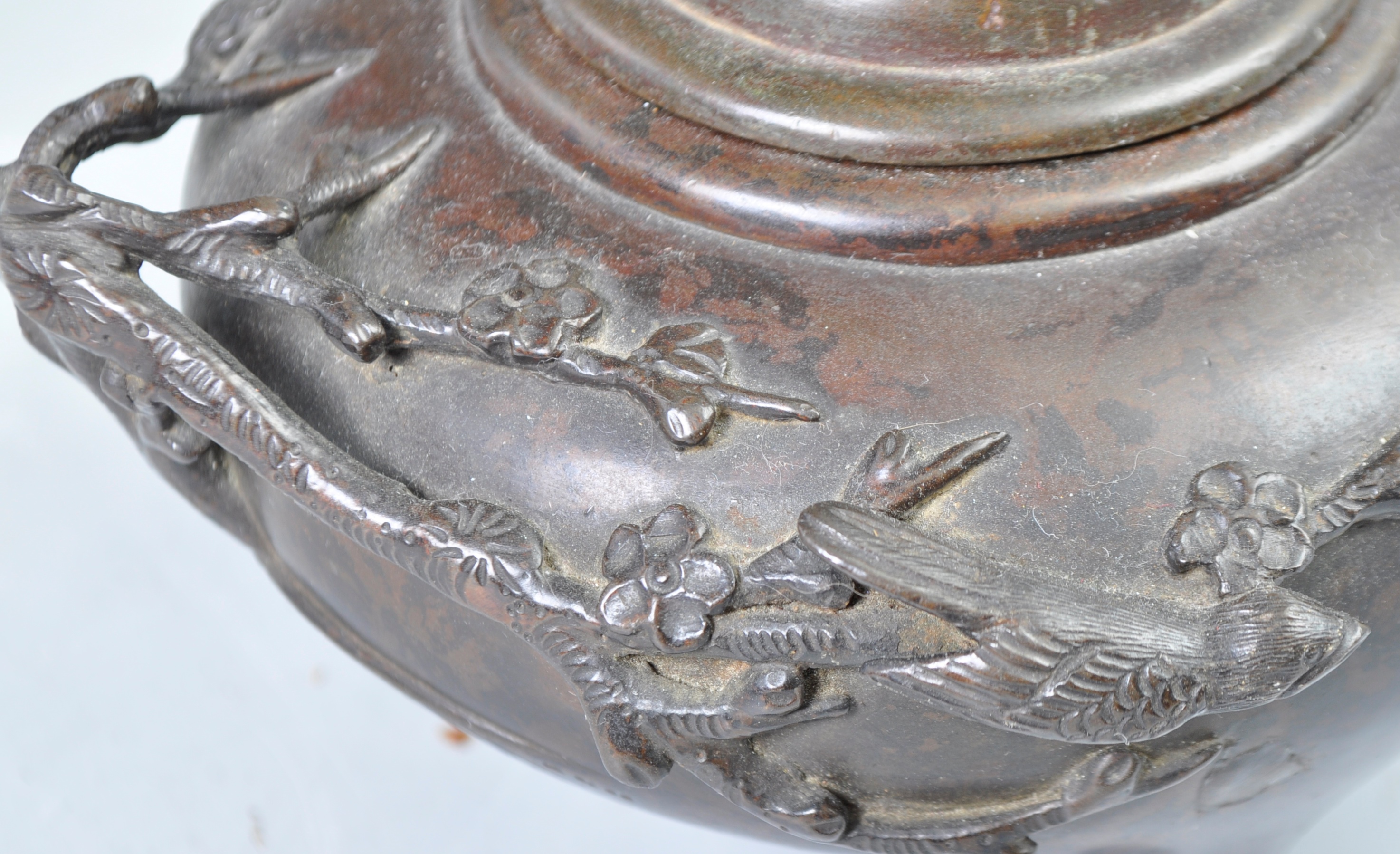 19TH CENTURY CHINESE ANTIQUE BRONZE LIDDED CENSER - Image 4 of 6