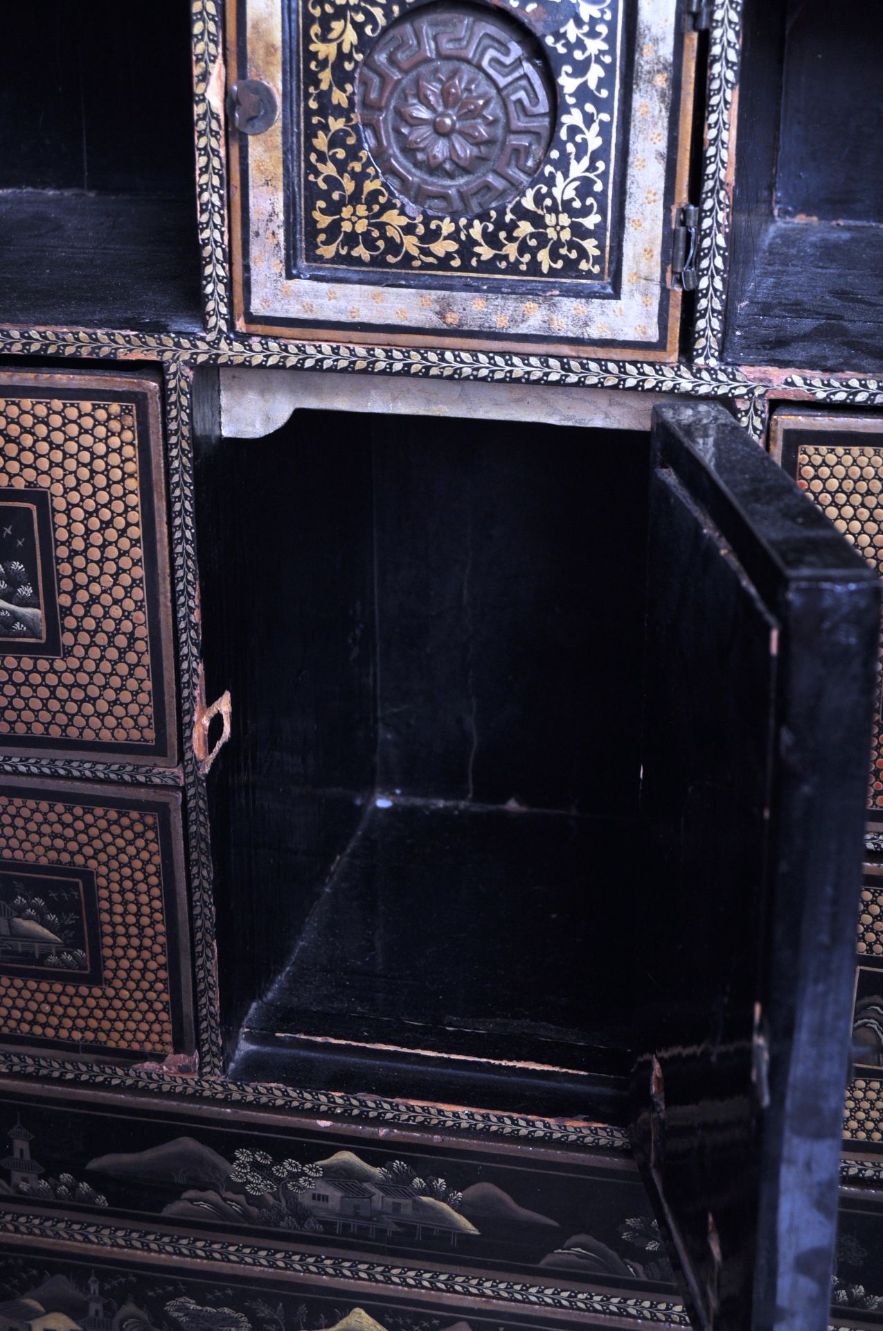 ANTIQUE 19TH CENTURY CHINESE BLACK LACQUER CHINOISERIE CABINET - Image 7 of 22