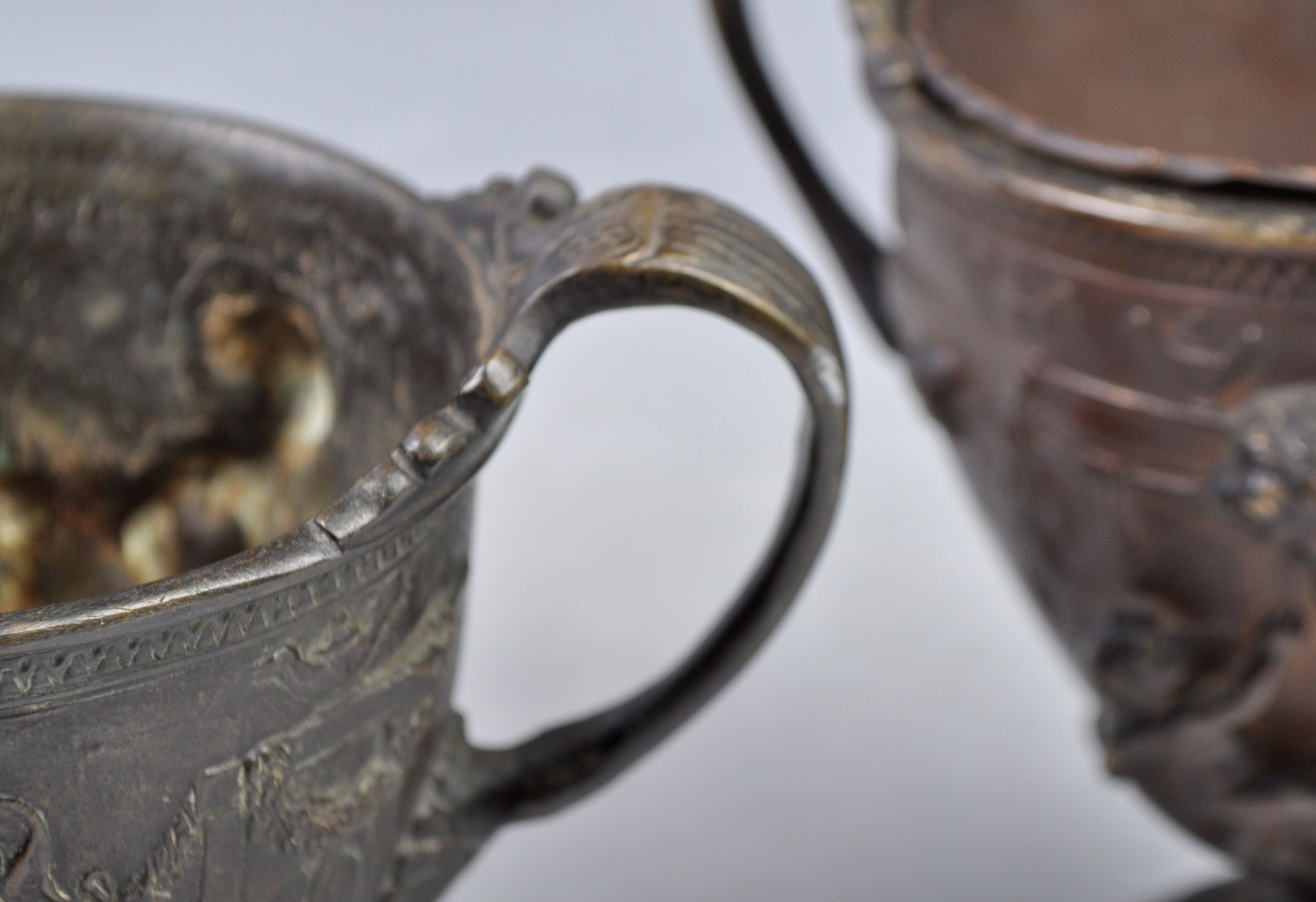 PAIR OF 19TH CENTURY ITALIAN GRAND TOUR BRONZE CHALICES - Image 5 of 6