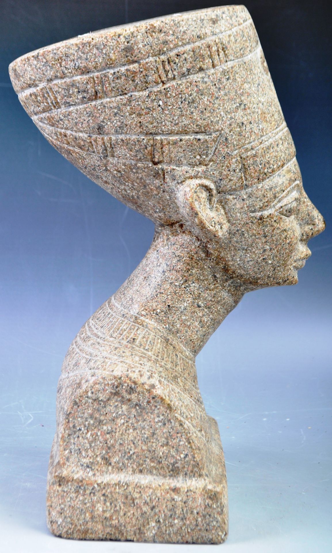 20TH CENTURY EGYPTIAN RED GRANITE EFFECT BUST OF NEFERTARI - Image 3 of 4