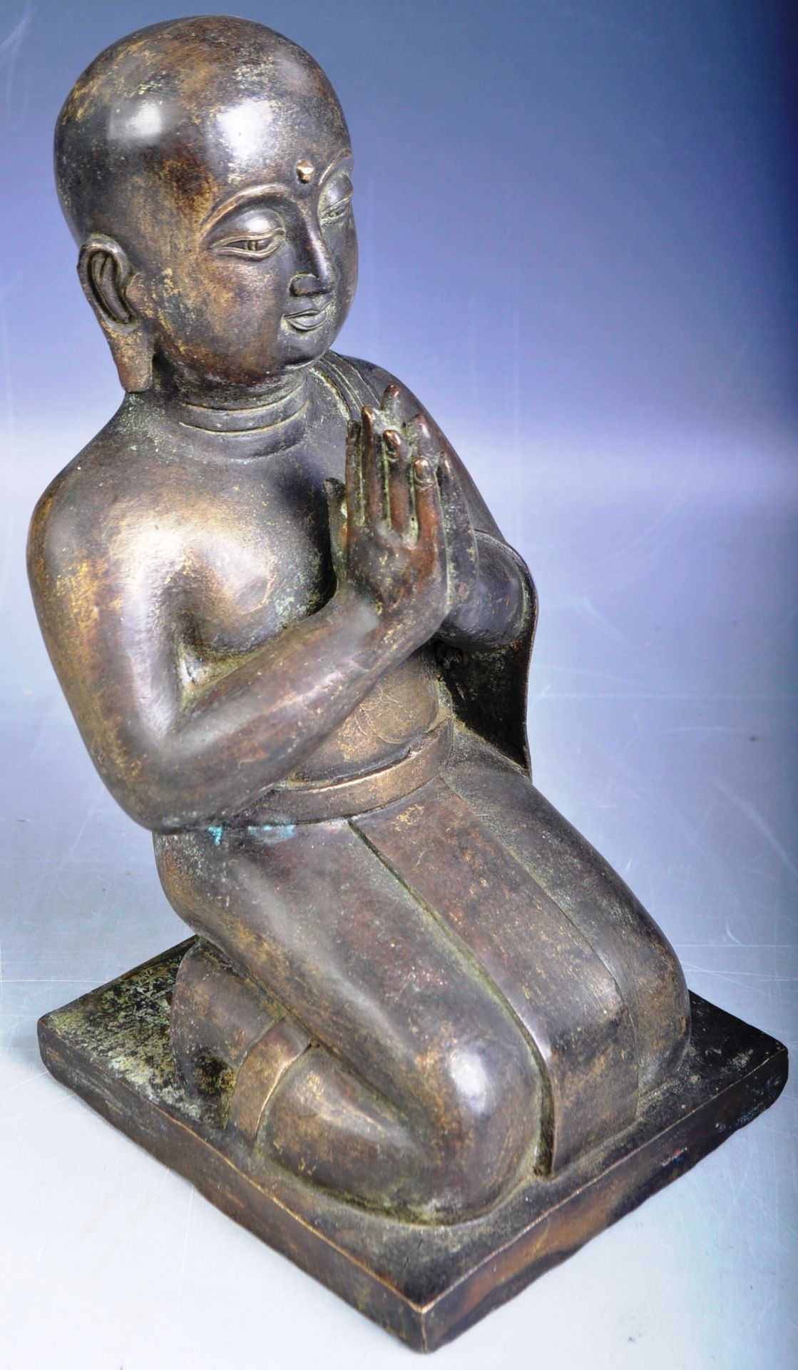 ANTIQUE 18TH CENTURY CHINESE BRONZE OF A KNEELING BUDDHA - Bild 2 aus 5