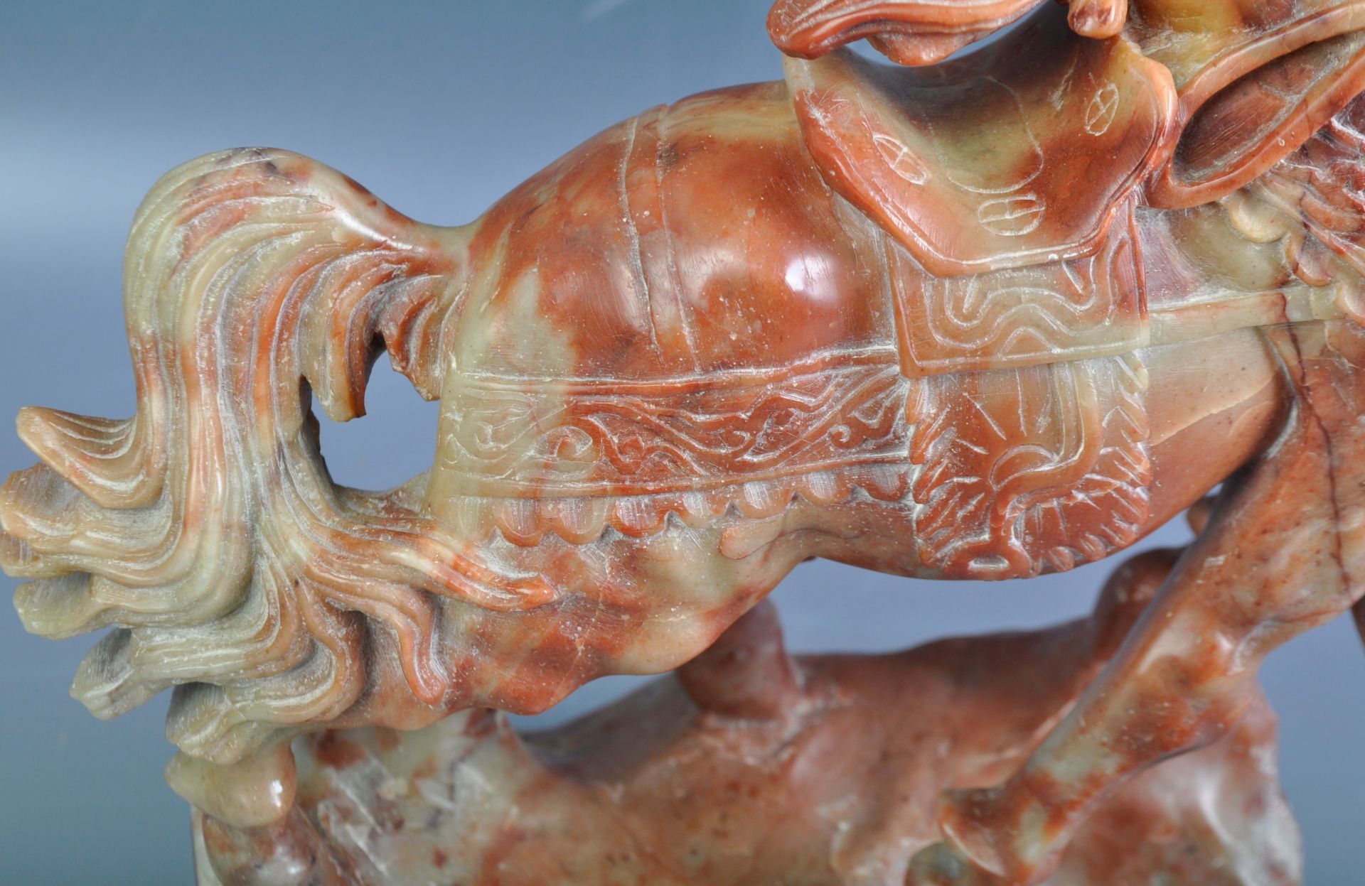 EARLY 20TH CENTURY CHINESE SOAPSTONE WARHORSE - Bild 3 aus 5